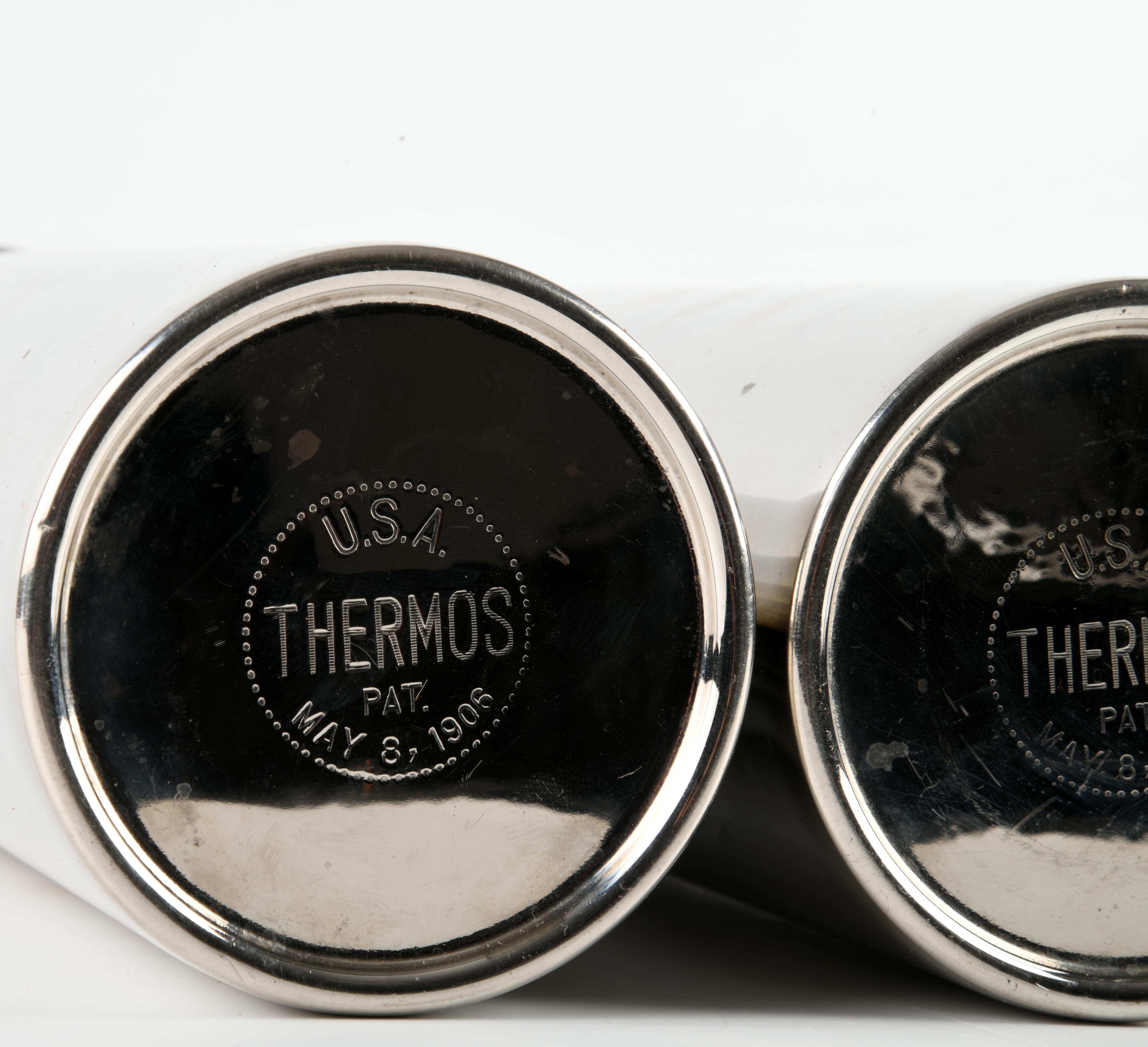 Set of two chrome-plated steel Thermos flasks, in a velvet-lined leather case In Fair Condition In SAINT-YRIEIX-SUR-CHARENTE, FR