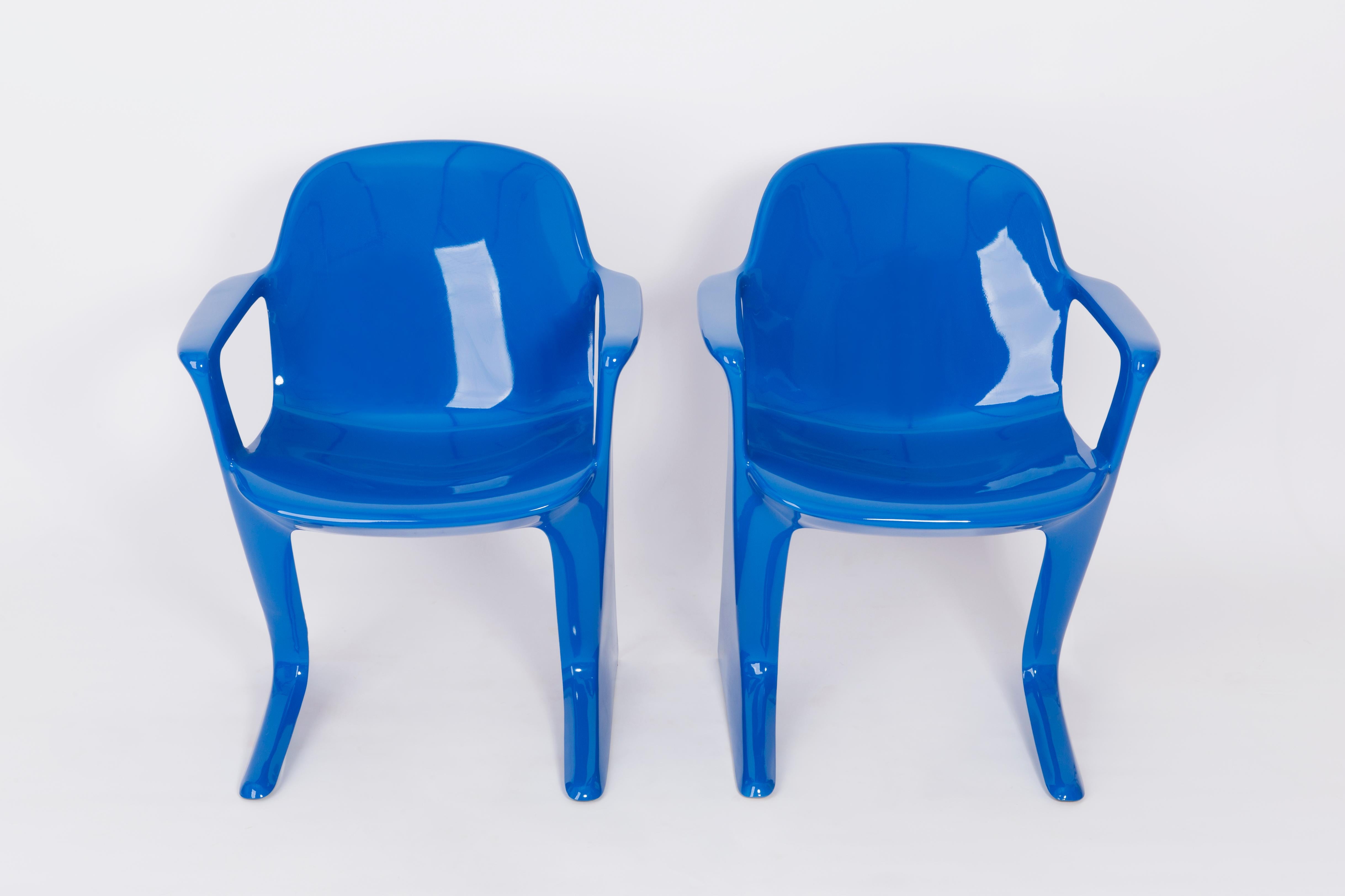 Allemand Ensemble de deux chaises Kangourou bleu classique Conçu par Ernst Moeckl:: Allemagne:: 1968 en vente