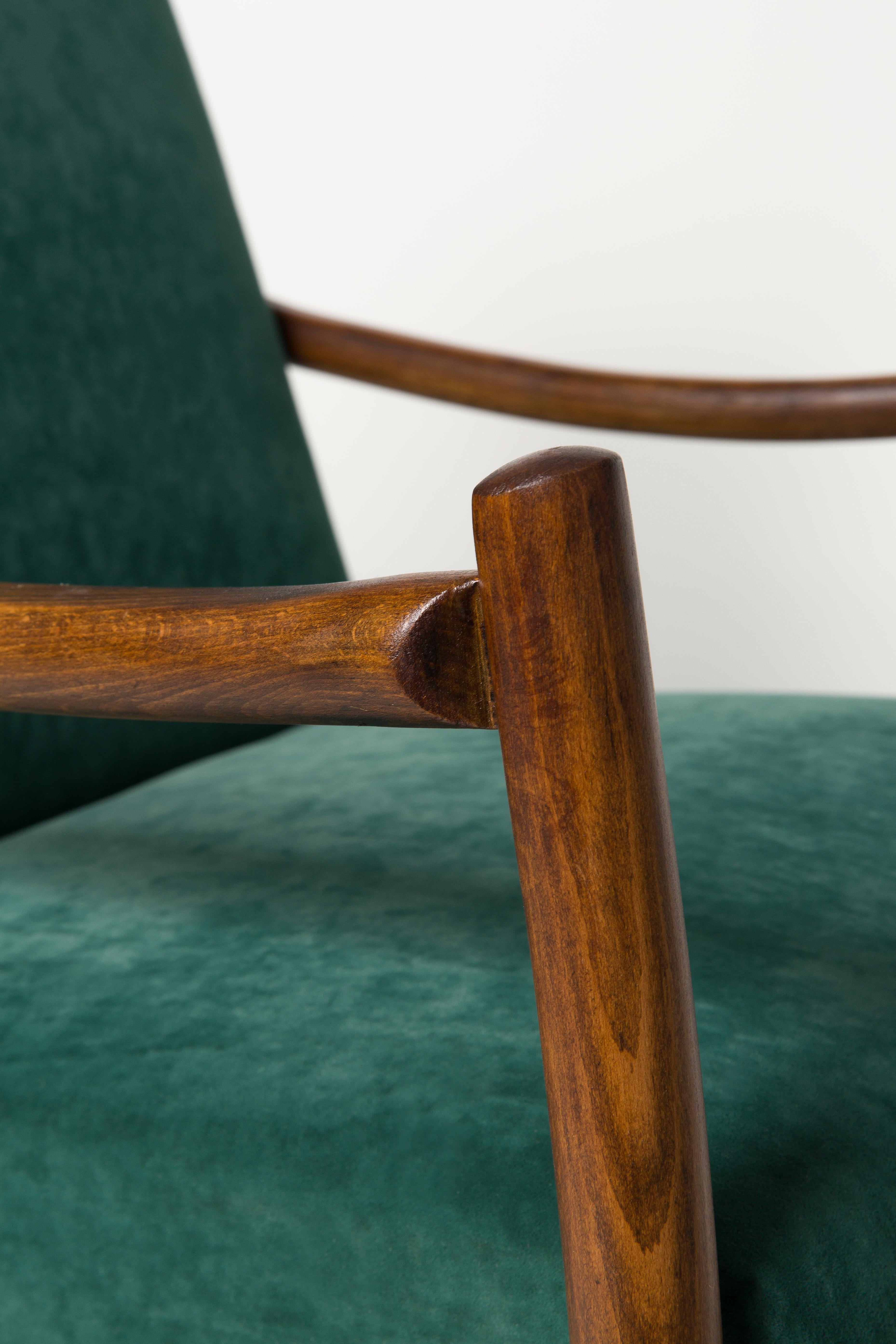 Polonais Ensemble de deux fauteuils club en velours vert foncé, années 1960 en vente
