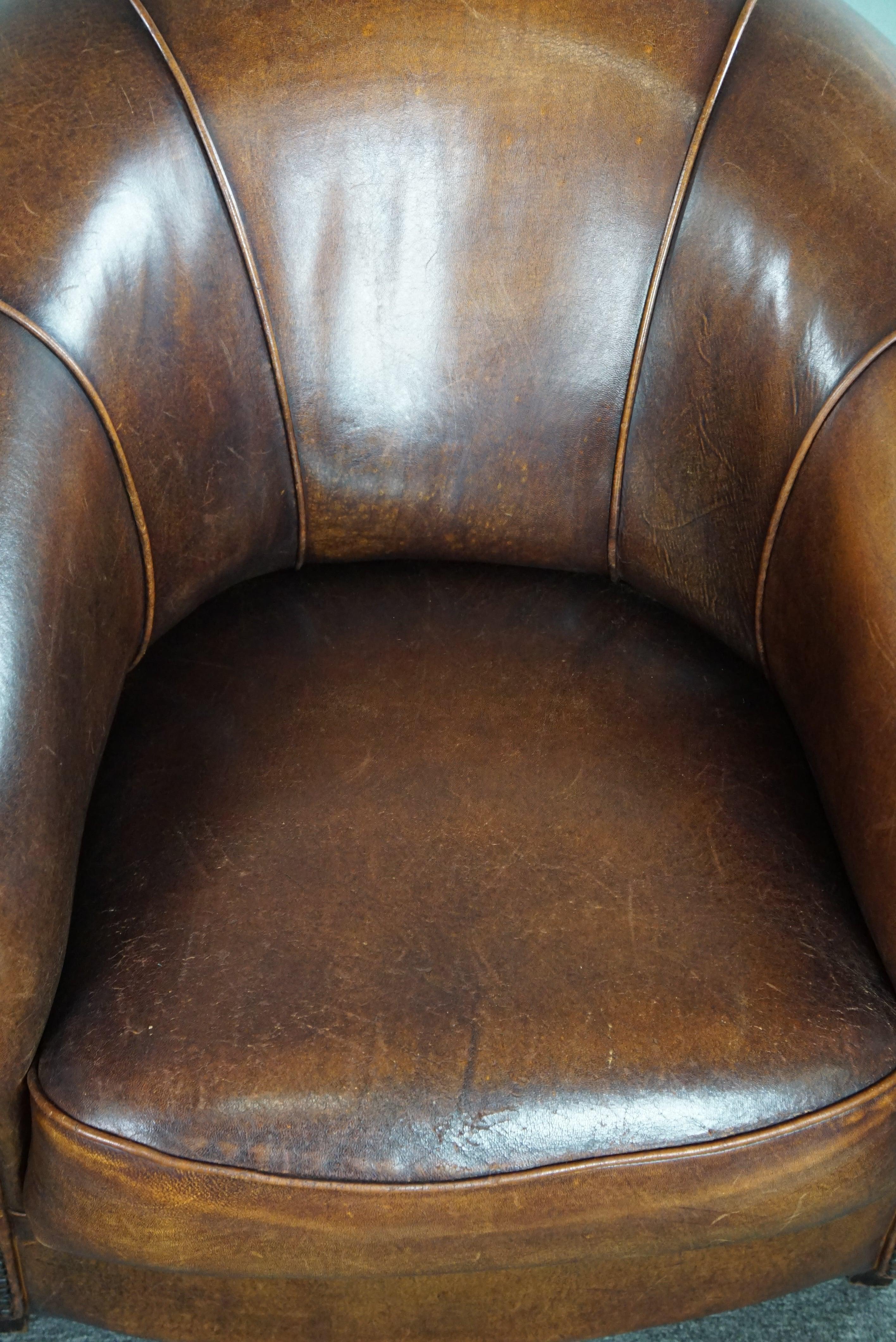 Set of two club armchairs made of sheep leather in a beautiful warm dark color For Sale 3