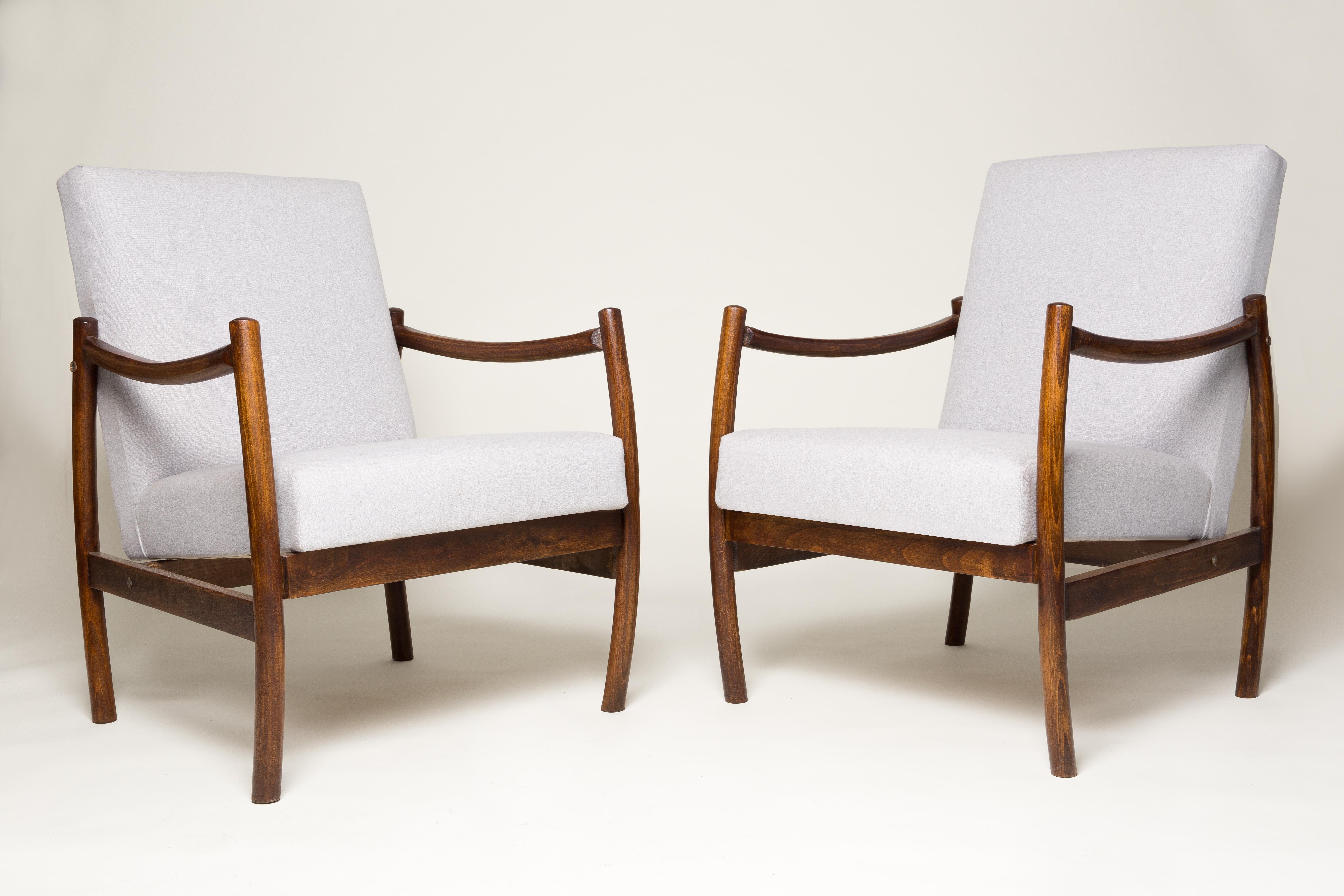 Polonais Ensemble de deux fauteuils club en velours jaune, années 1960 en vente