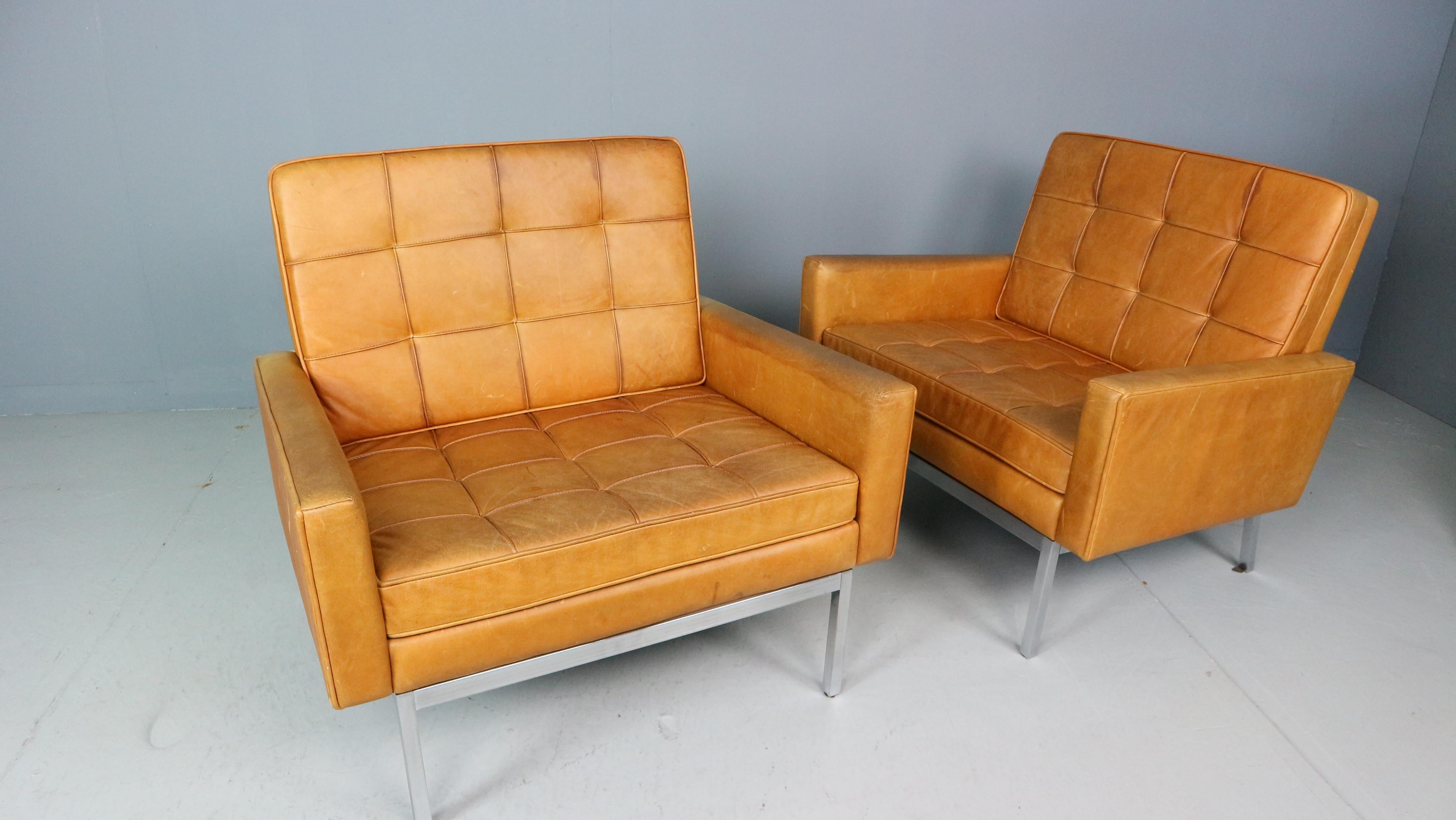 Américain Ensemble de deux chaises longues Florence Knoll en cuir cognac, modèle 65a en vente