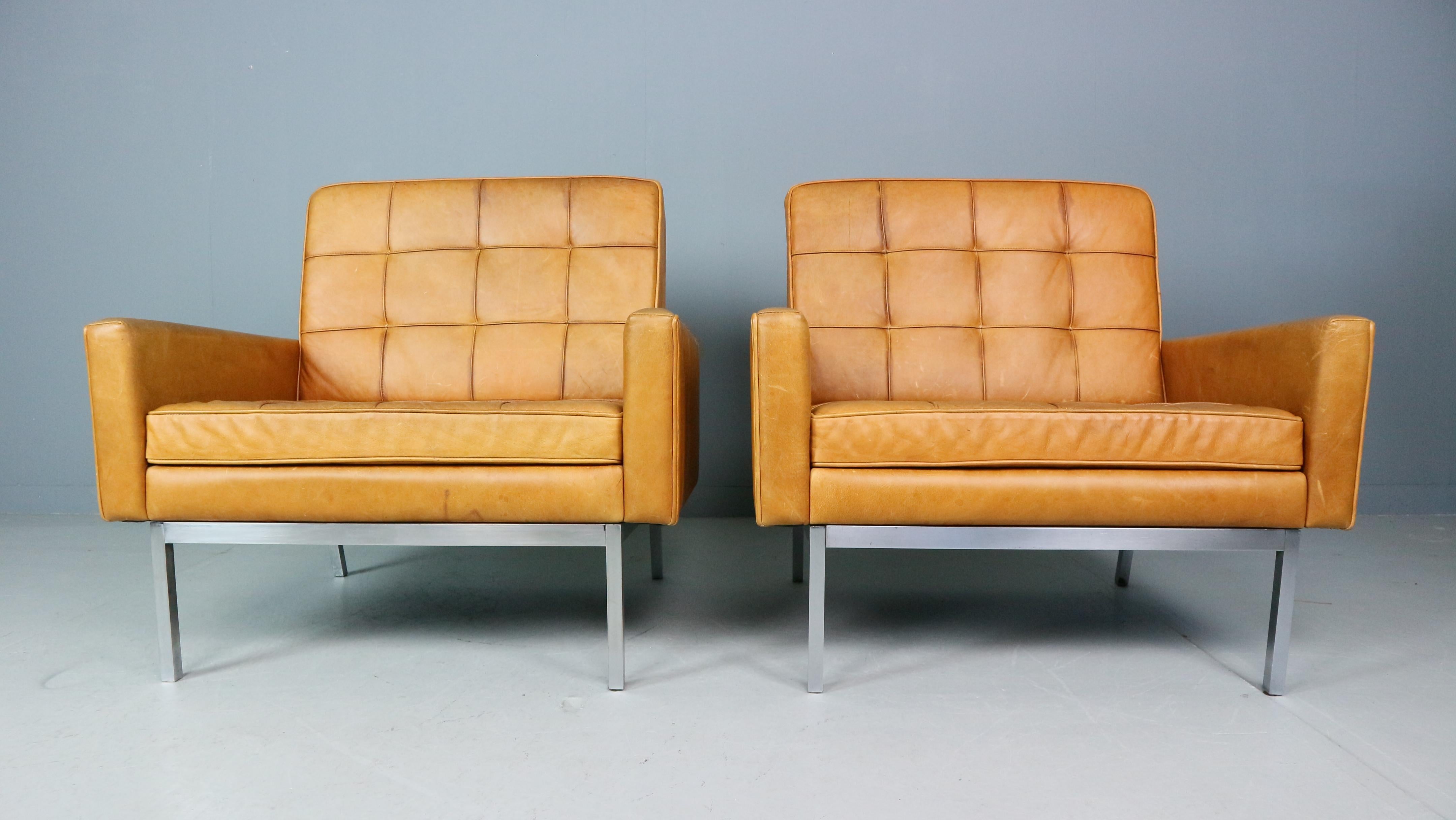 Ensemble de deux chaises longues Florence Knoll en cuir cognac, modèle 65a Bon état - En vente à The Hague, NL