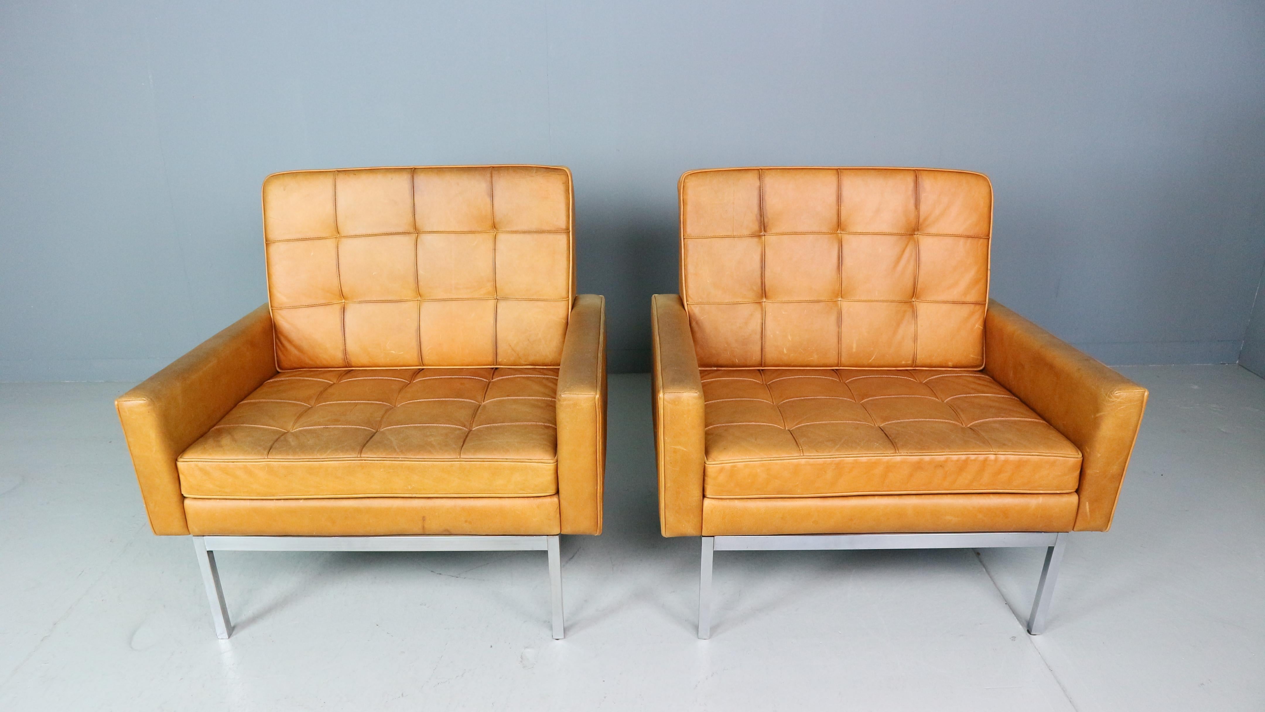 20ième siècle Ensemble de deux chaises longues Florence Knoll en cuir cognac, modèle 65a en vente