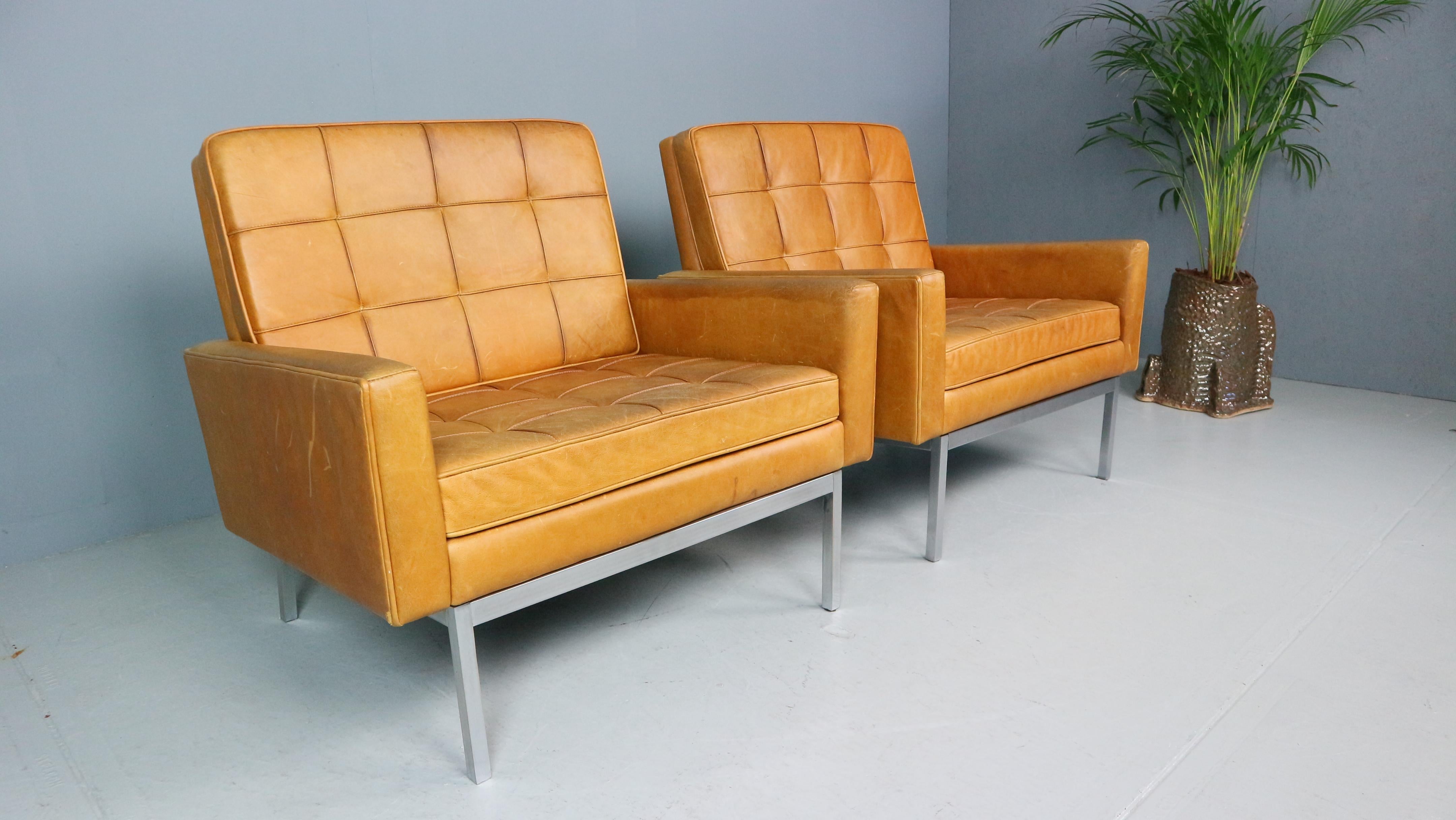 Cuir Ensemble de deux chaises longues Florence Knoll en cuir cognac, modèle 65a en vente