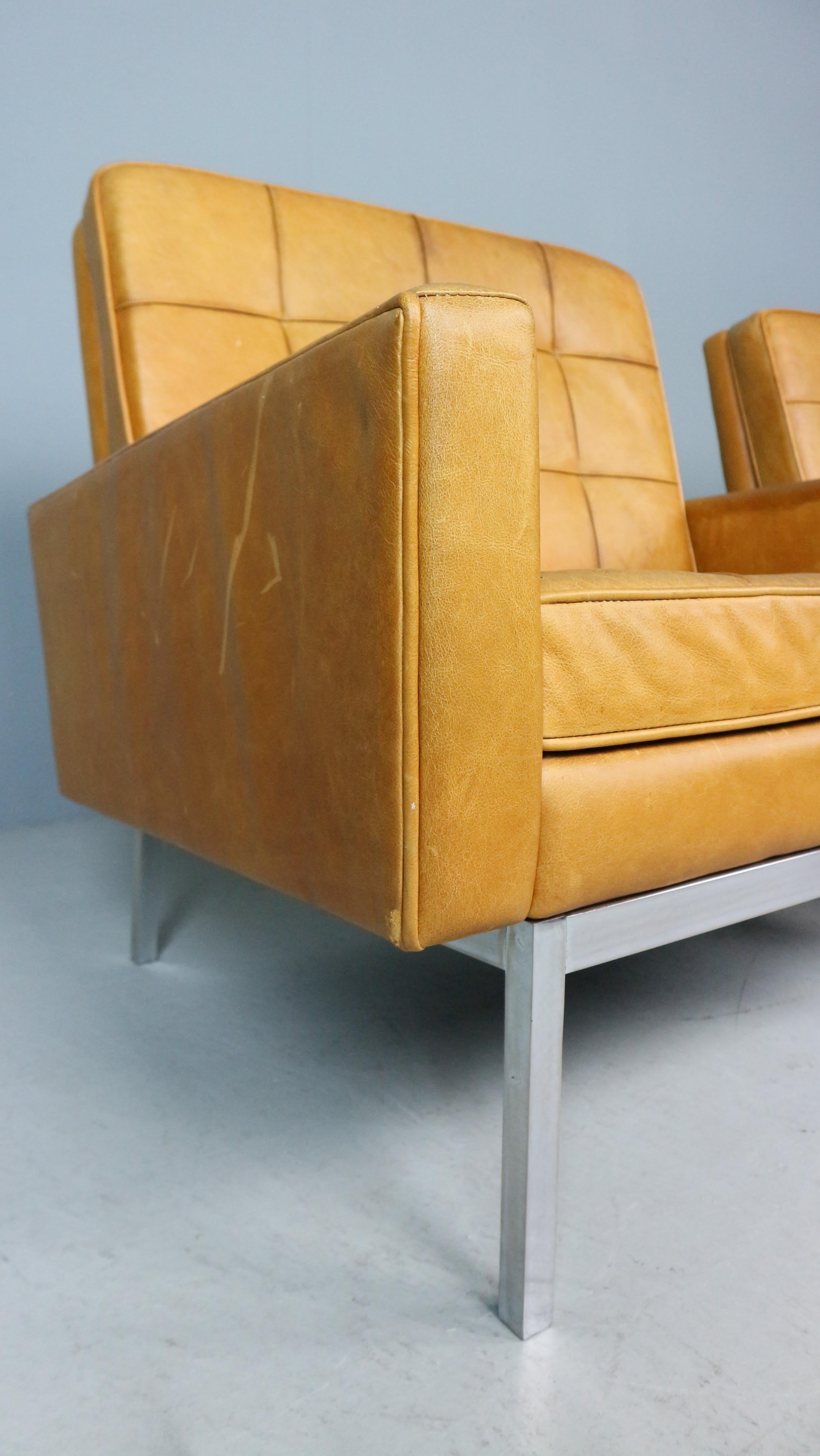 Ensemble de deux chaises longues Florence Knoll en cuir cognac, modèle 65a en vente 1