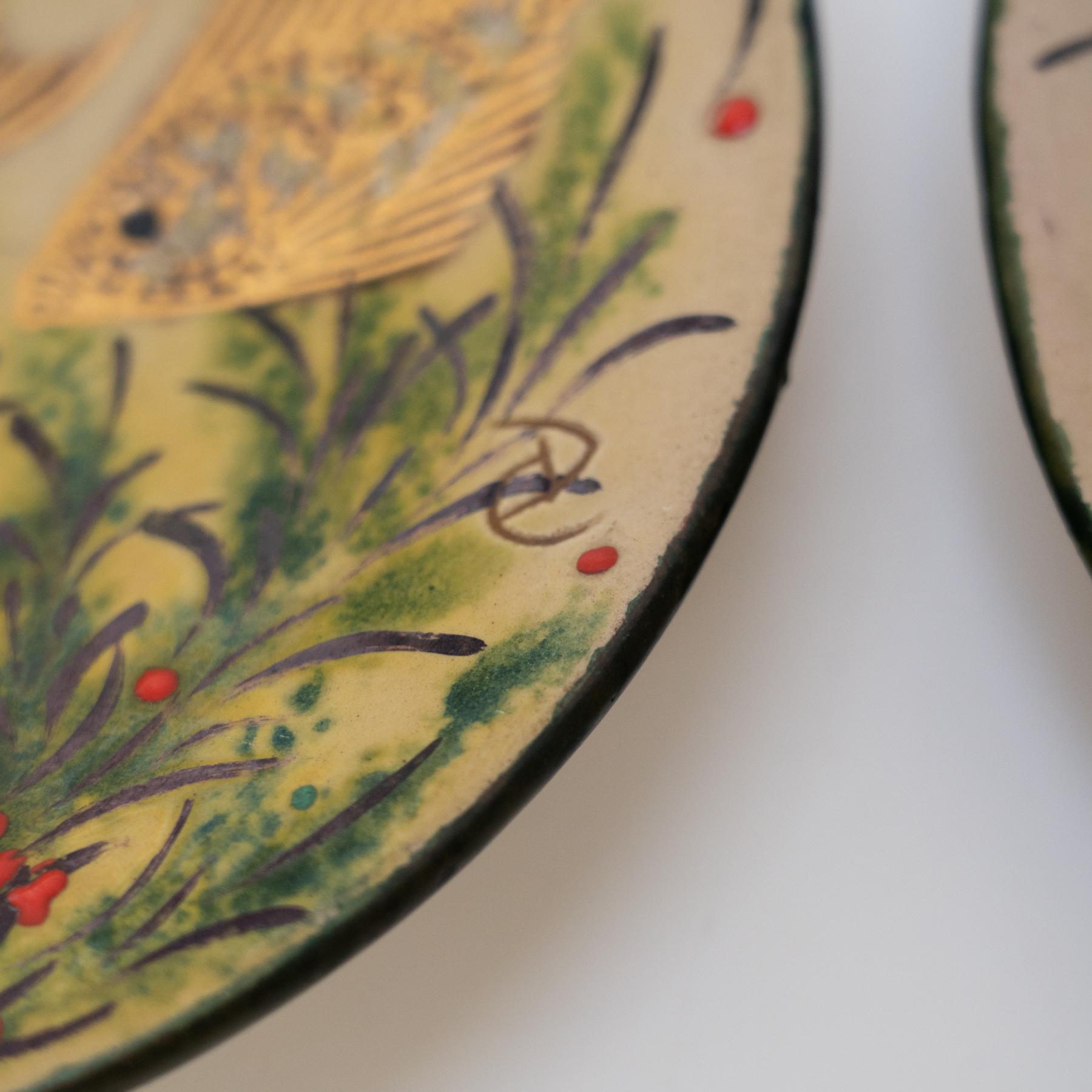 Juego de dos platos de cerámica floral en color de Díaz Costa, hacia 1960 en venta 4