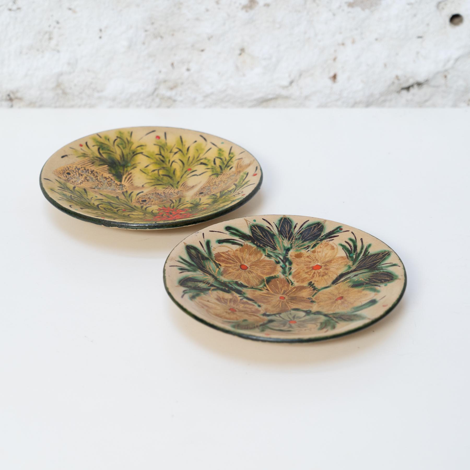 Juego de dos platos de cerámica floral en color de Díaz Costa, hacia 1960

Pintado a mano y firmado.

Fabricado en España

En su estado original, con pequeños desgastes propios de la edad y el uso, conserva una hermosa pátina.
