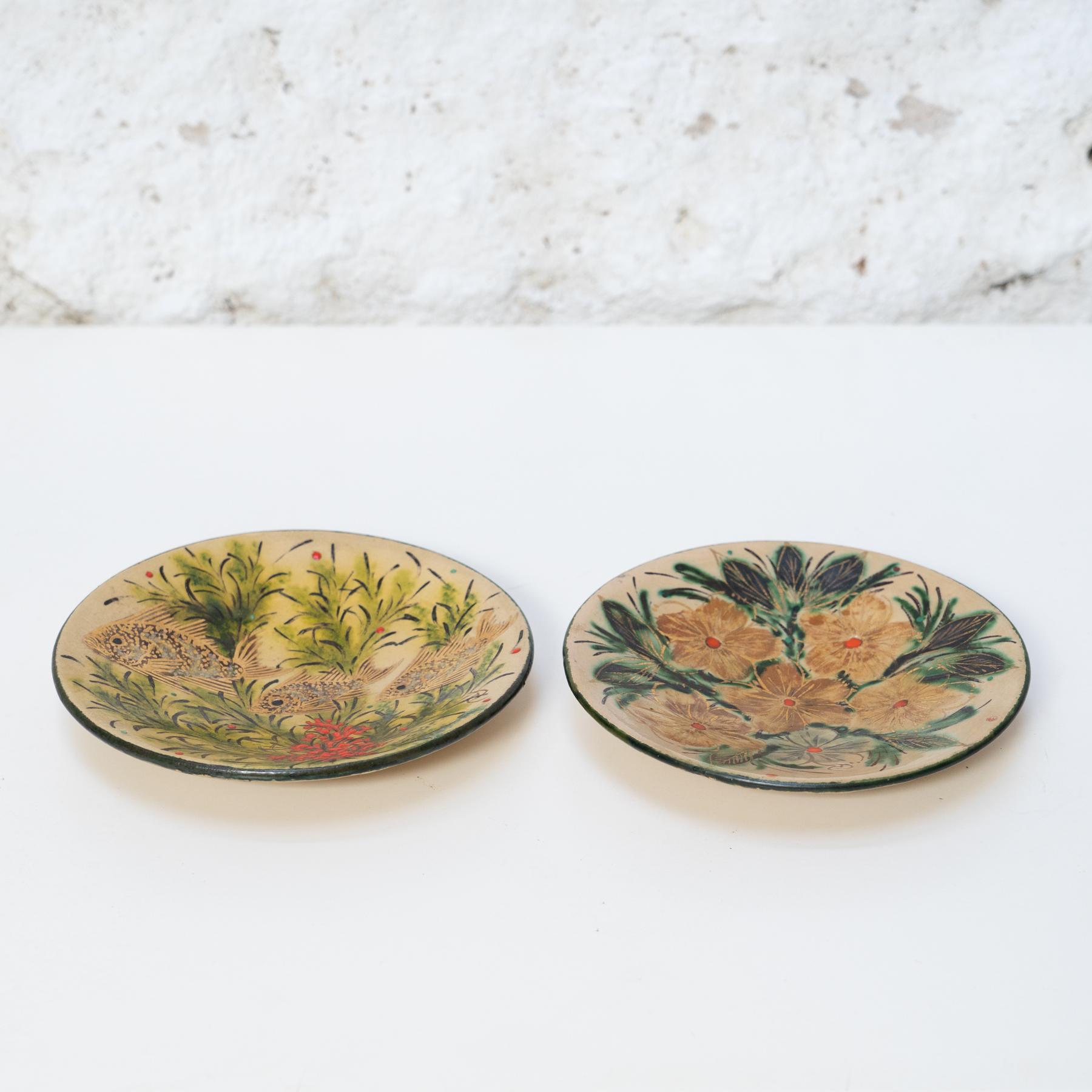 Juego de dos platos de cerámica floral en color de Díaz Costa, hacia 1960 Moderno de mediados de siglo en venta