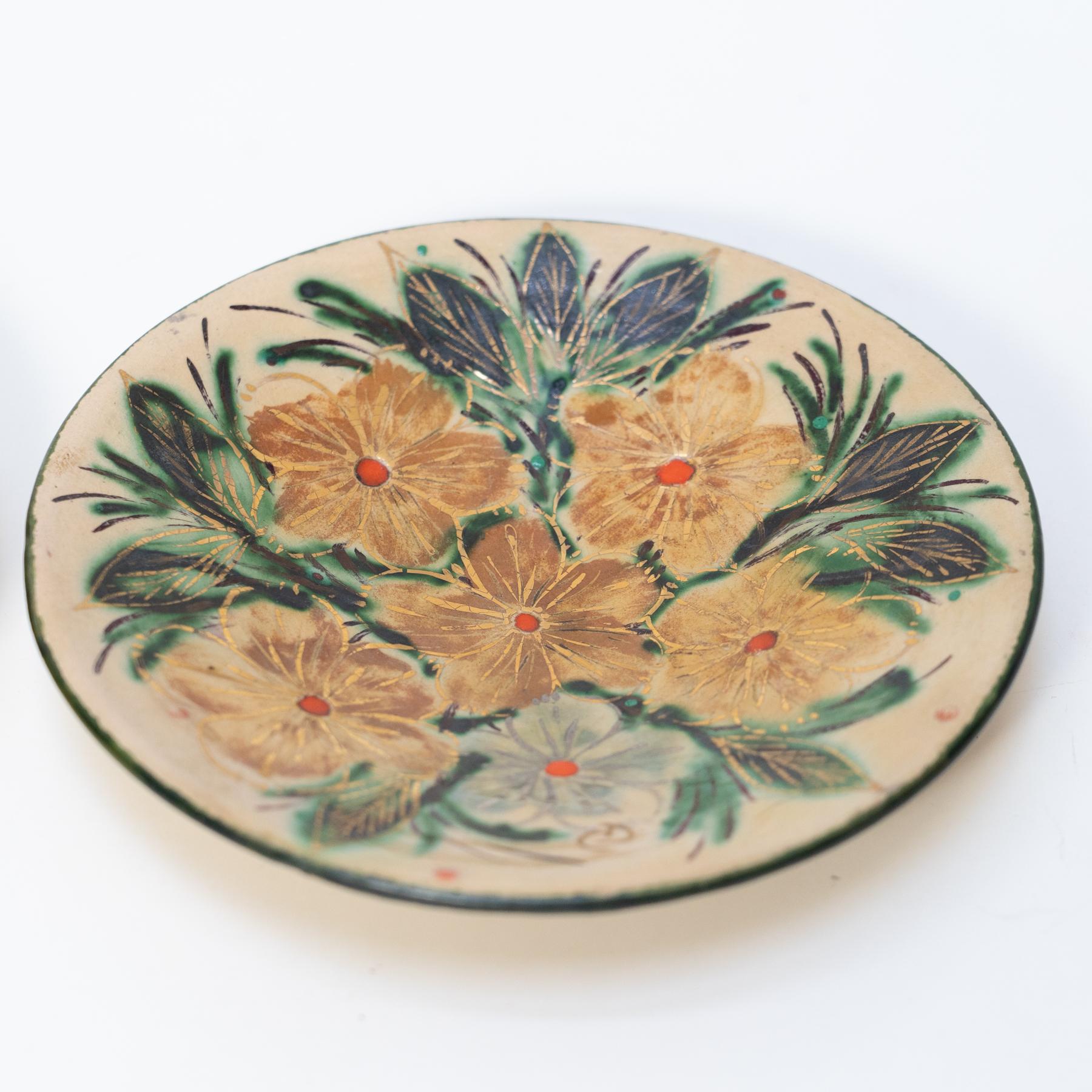 Juego de dos platos de cerámica floral en color de Díaz Costa, hacia 1960 mediados del siglo XX en venta
