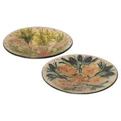 Juego de dos platos de cerámica floral en color de Díaz Costa, hacia 1960