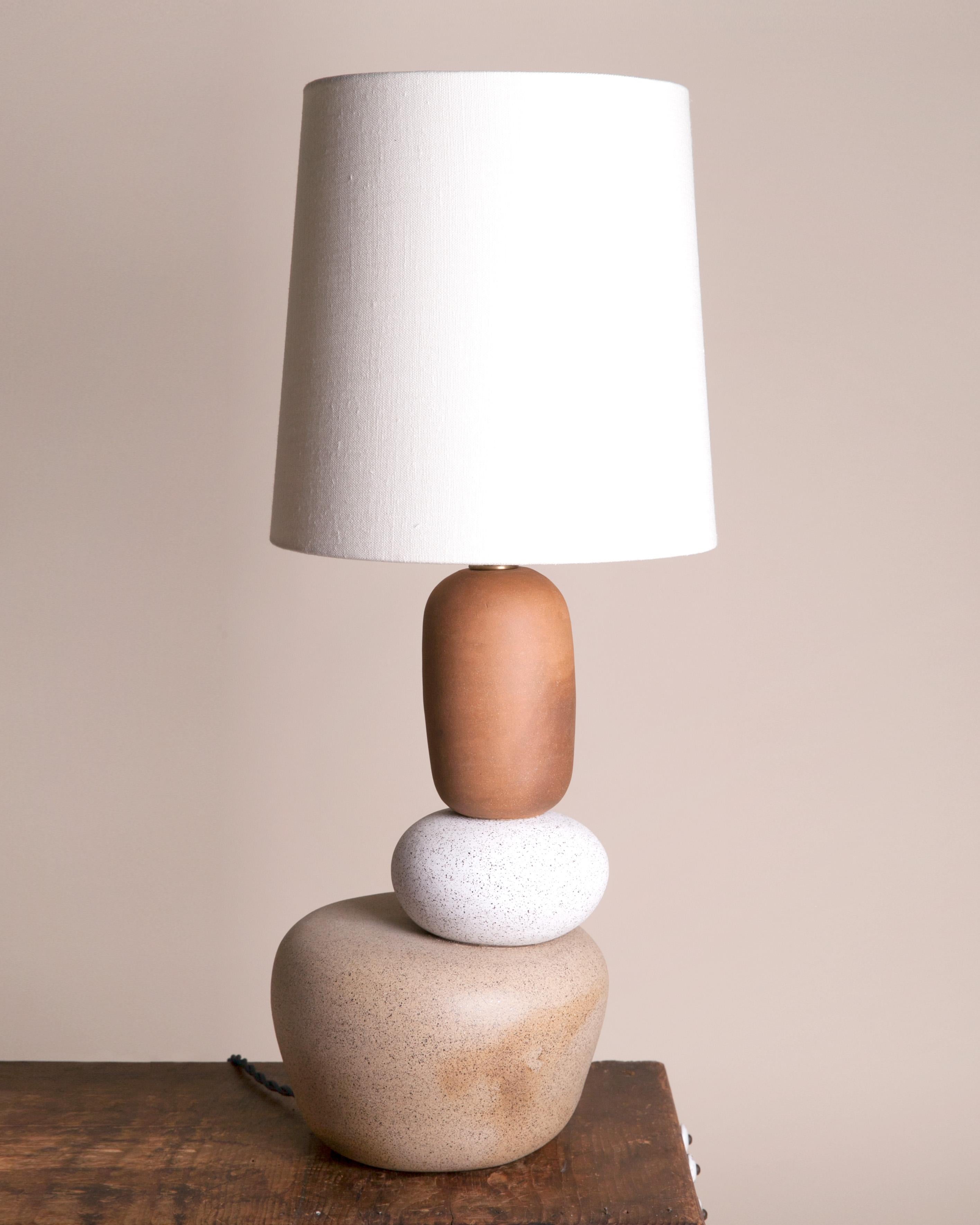 Ensemble de deux lampes Lorimer contemporaines en céramique faites à la main XL Neuf - En vente à Brooklyn, NY