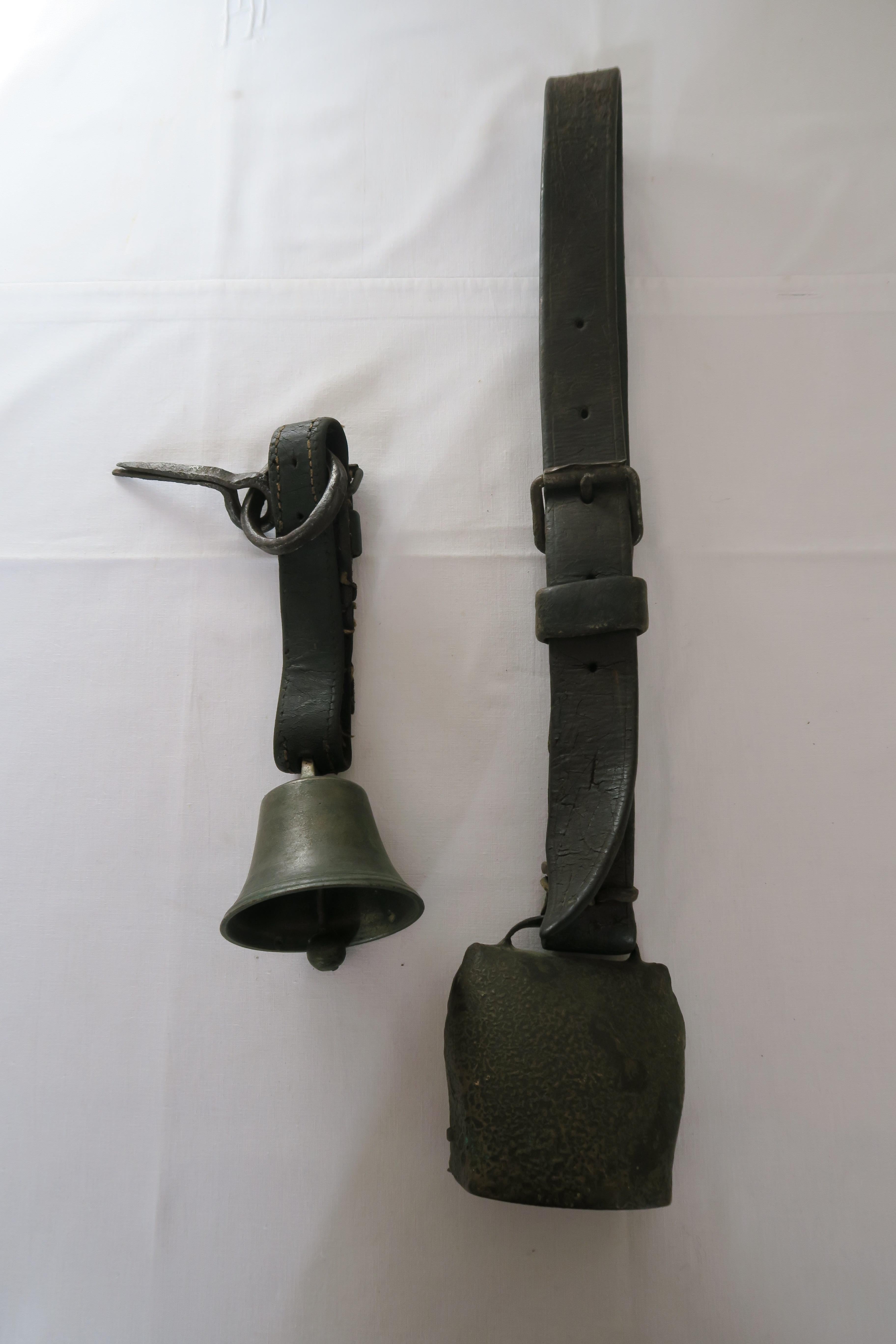 Pelle Set di due campanelle per mucche e pecore, pascolo montano austriaco, circa 1900 in vendita