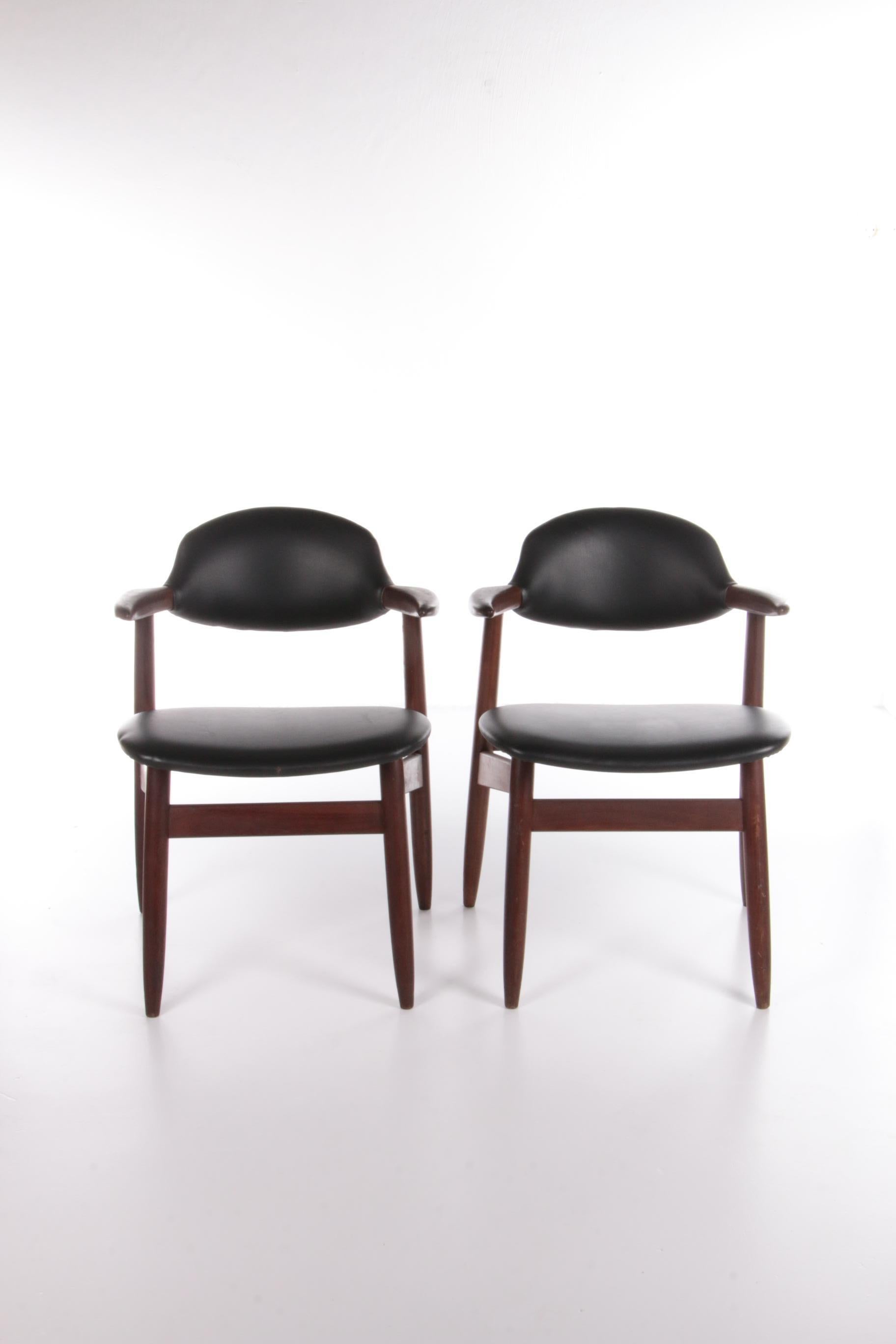 A beautiful set of two classic Dutch Cowhorn chairs by Hulmefa.

These stylish chairs were made by the Dutch designer Tijsseling in the 1960s. The simple and sleek chairs are a beautiful example of Dutch Design.

The chairs are made of a solid
