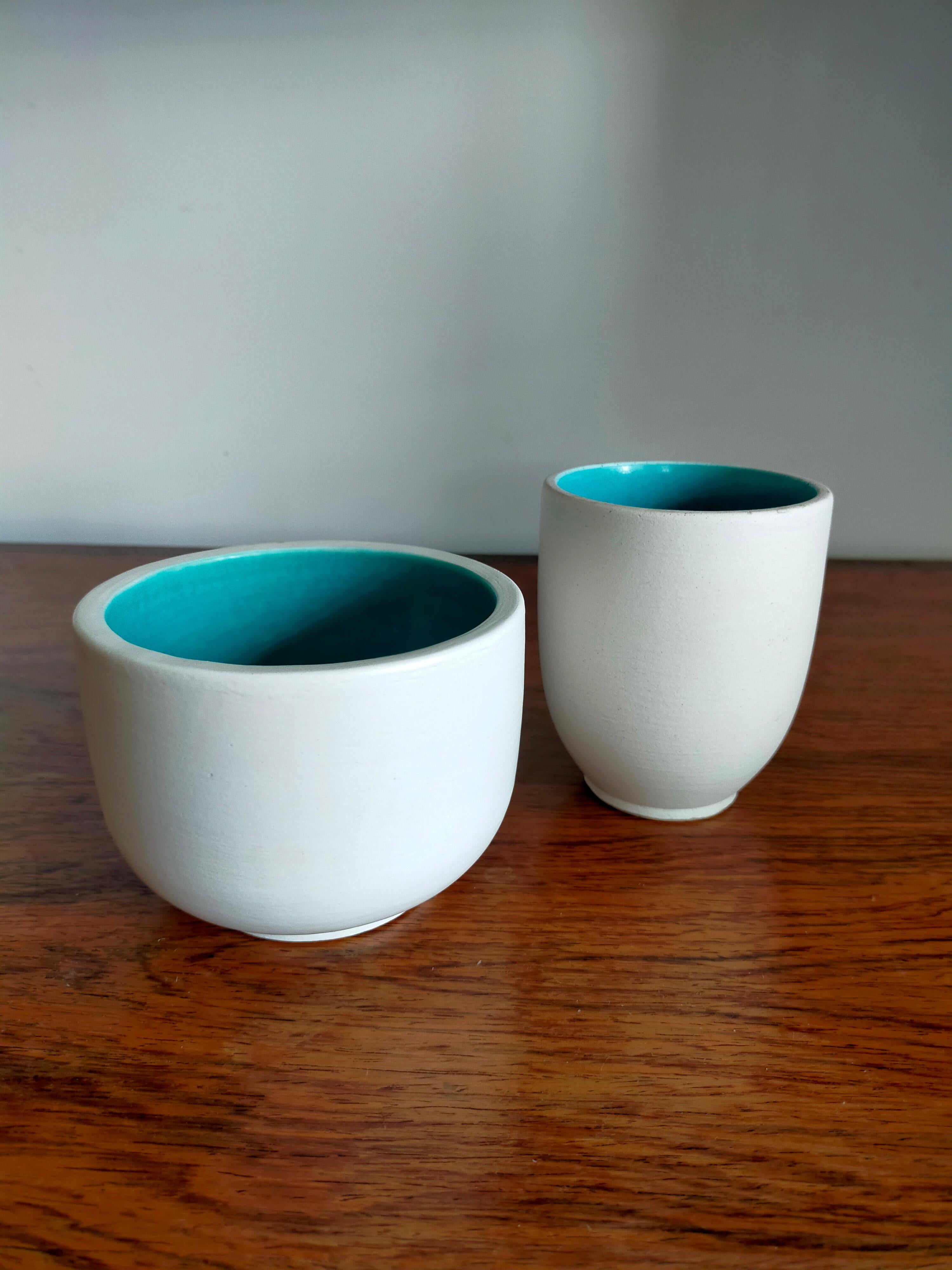 Mid-Century Modern Set of Two Cream and Turquoise Ceramic Vide Poche by Kermis Sèvres For Sale