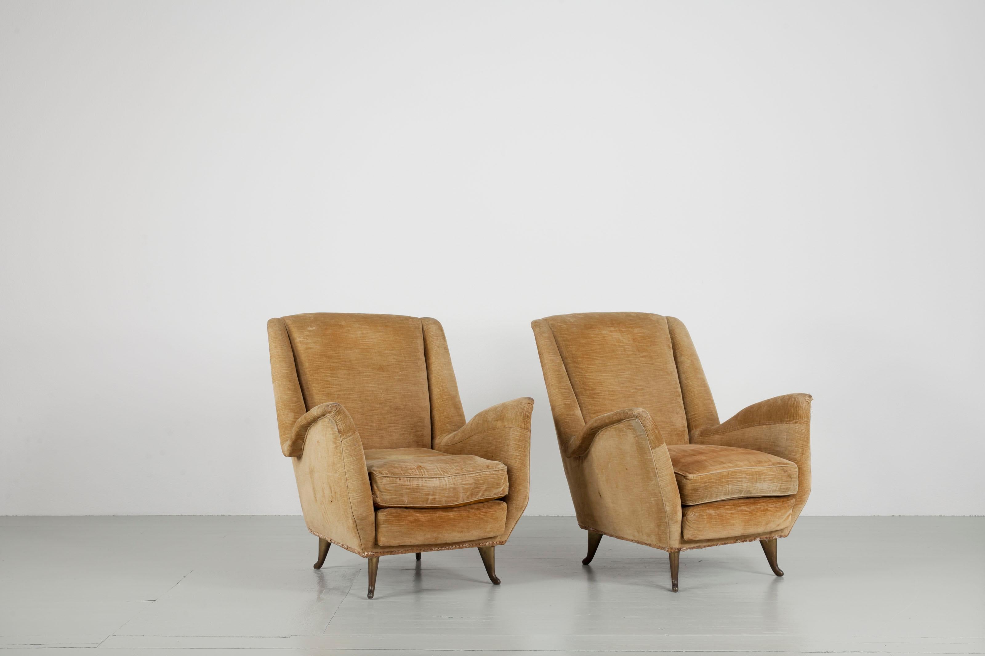 Set of two cream colored wingback chairs, design and manufacturer I. S. A. Bergamo, Italy, 1950s. The chairs come with exceptional dainty feet. The chairs needs a new upholstery.

Feel free to contact us for more detailed pictures.