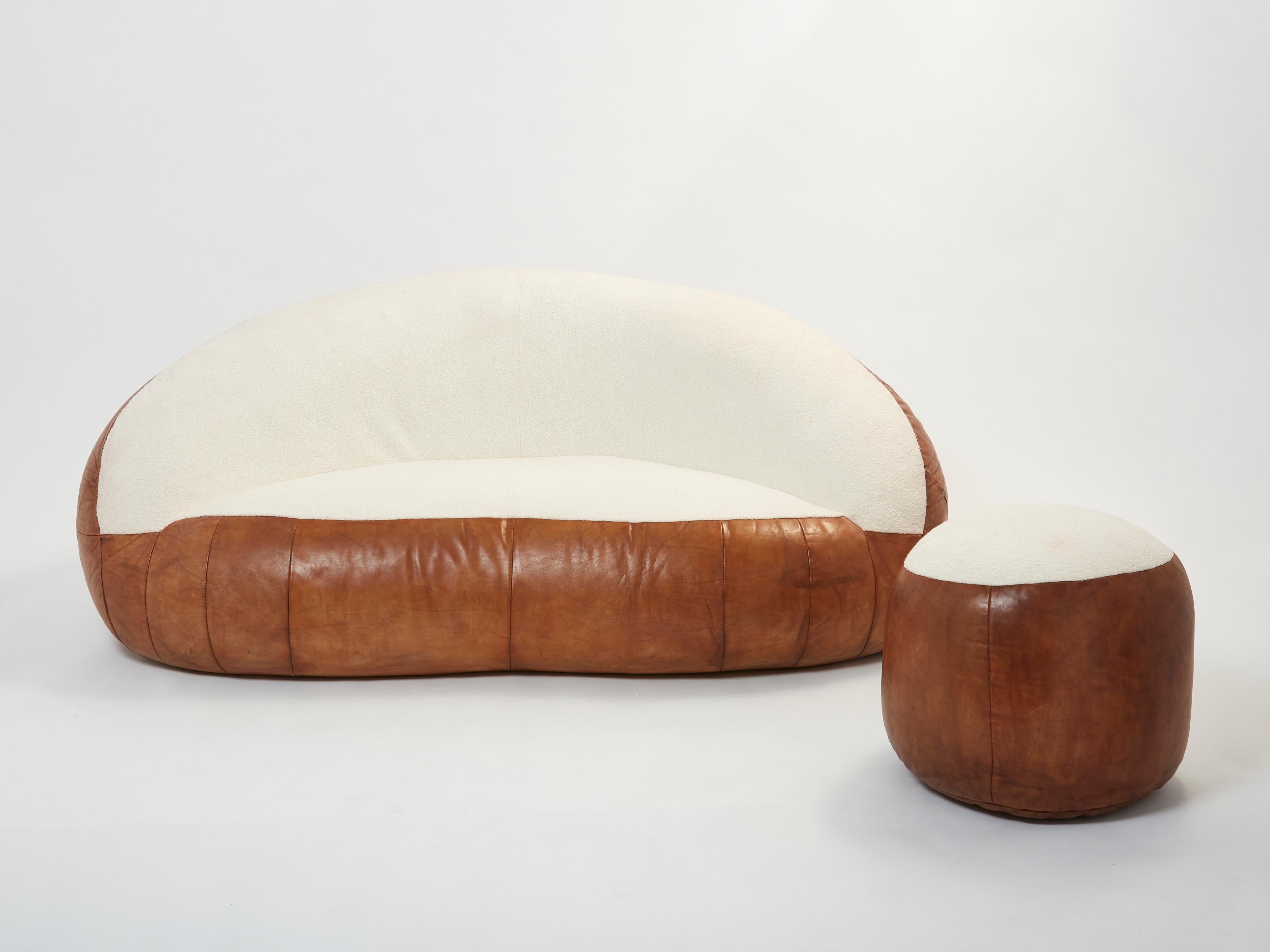 Mid-Century Modern Ensemble de deux canapés Croissant de Raphael en cuir de raphia et boucl, années 1970 en vente