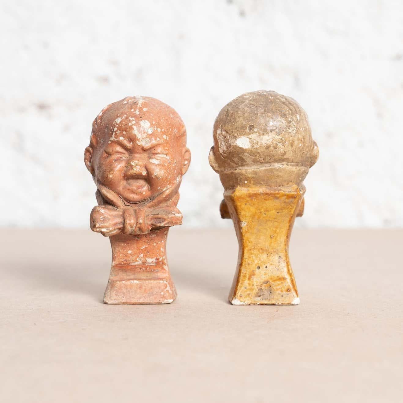 Ensemble de deux figurines en plâtre représentant des bébés en pleurs, vers 1930 en vente 3