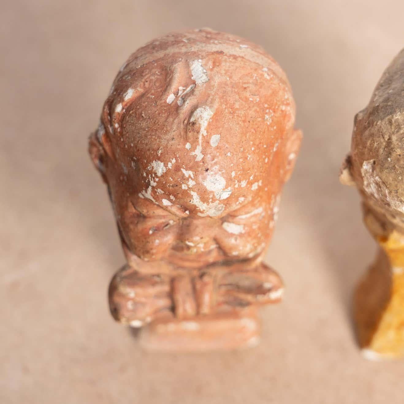 Ensemble de deux figurines en plâtre représentant des bébés en pleurs, vers 1930 en vente 4