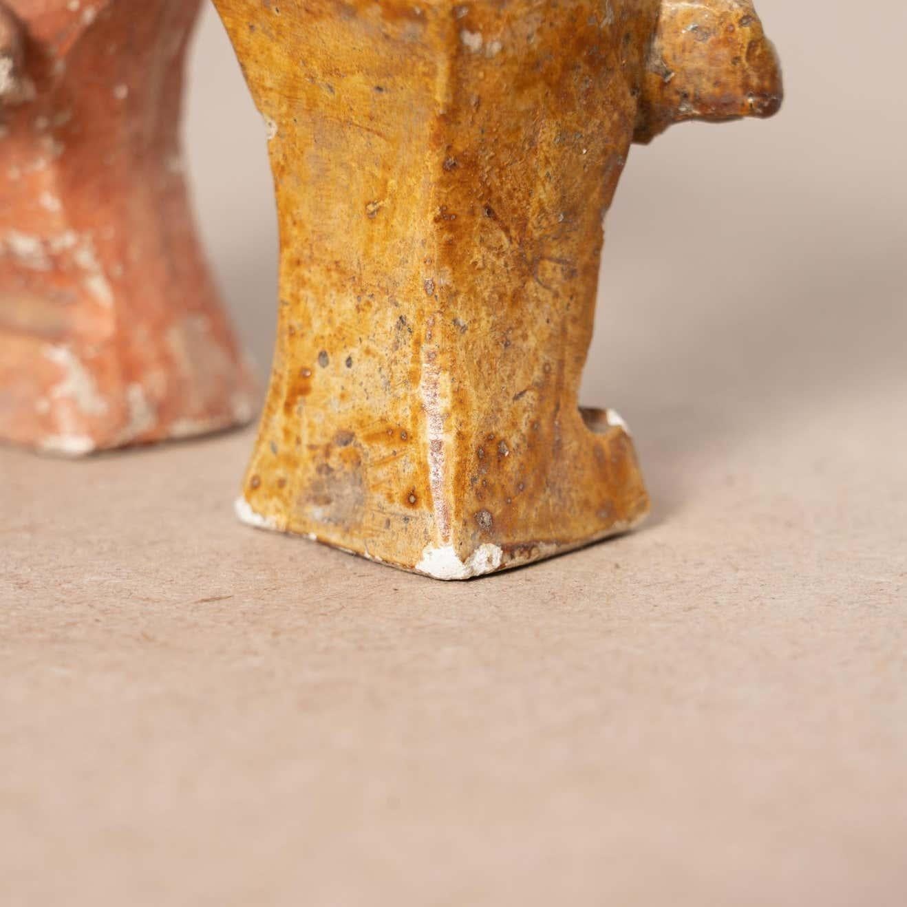 Ensemble de deux figurines en plâtre représentant des bébés en pleurs, vers 1930 en vente 5