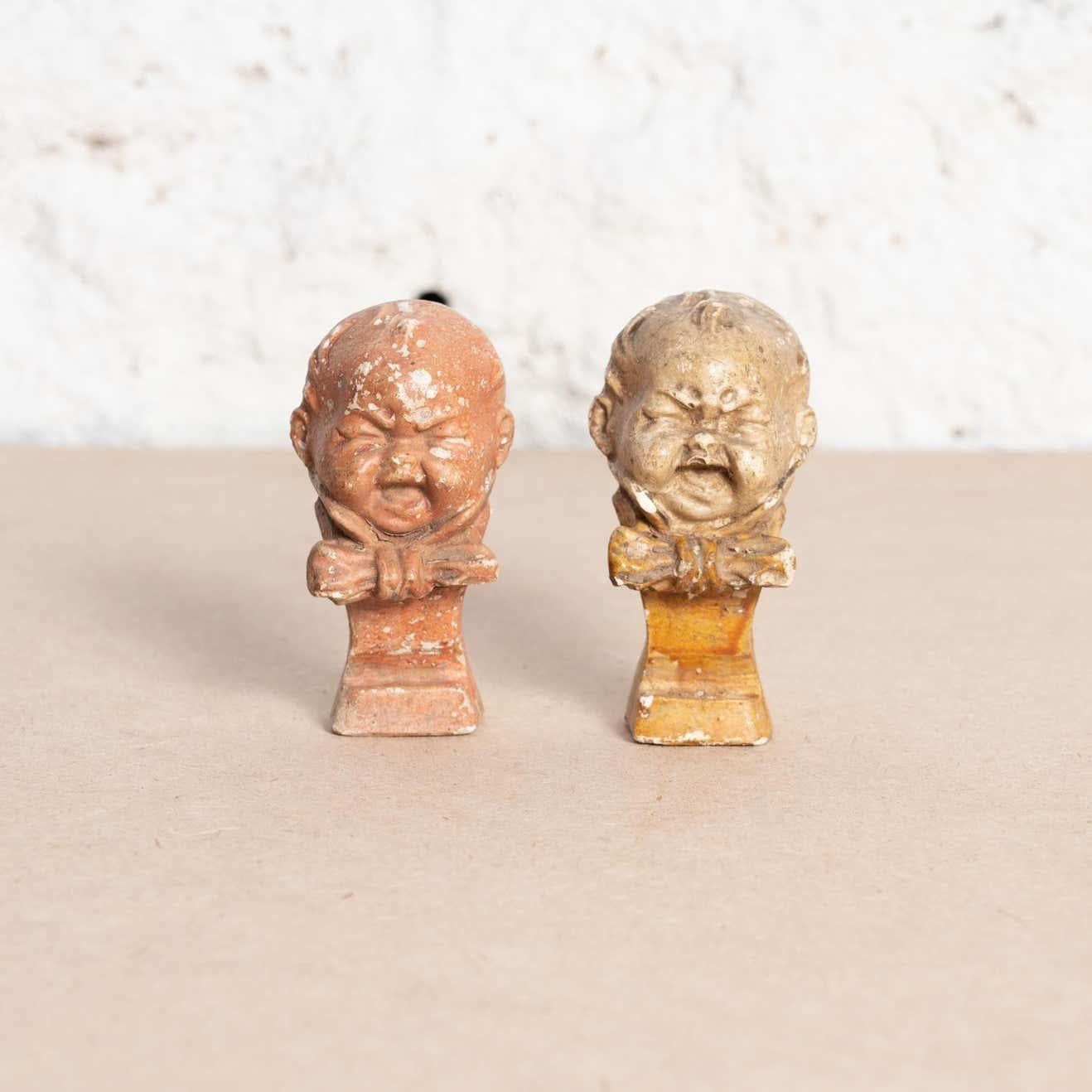 Ensemble de deux figurines de bébé en pleurs en plâtre traditionnel, peintes à la main.    Fabriqué dans un atelier catalan traditionnel en Espagne, vers 1930.    En état d'origine, avec une usure mineure conforme à l'âge et à l'utilisation,
