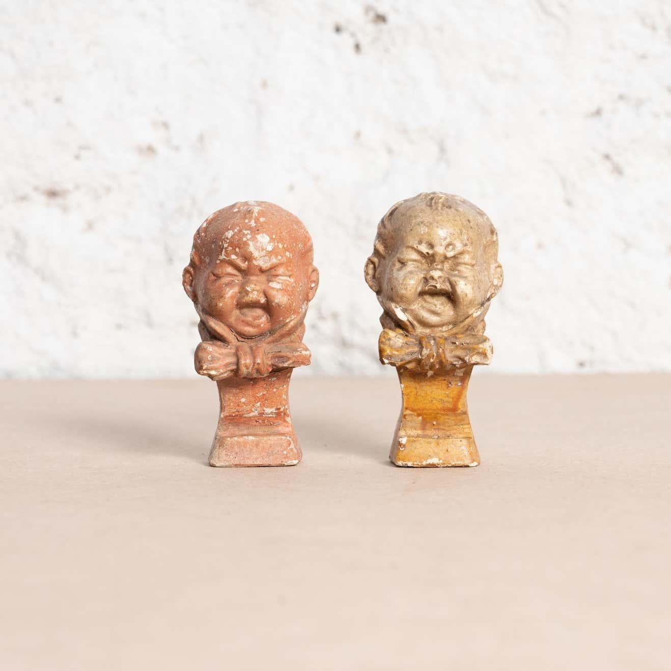 Moderne Ensemble de deux figurines en plâtre représentant des bébés en pleurs, vers 1930 en vente