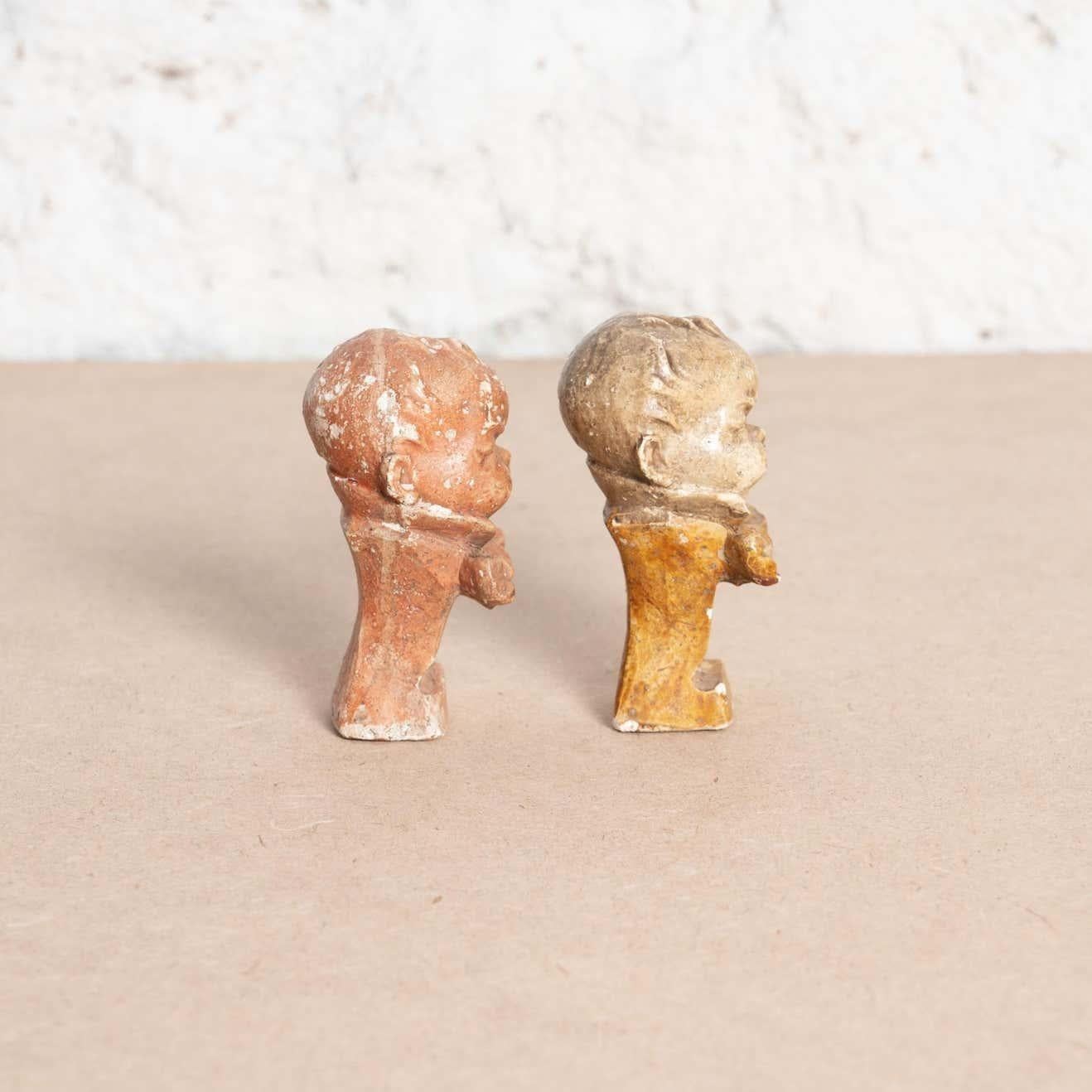 Plâtre Ensemble de deux figurines en plâtre représentant des bébés en pleurs, vers 1930 en vente
