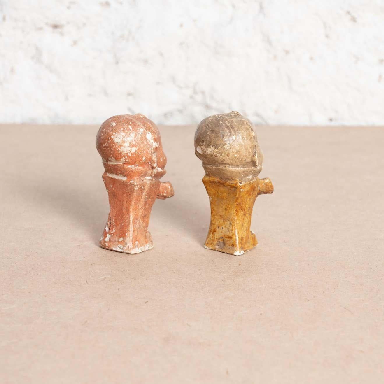 Ensemble de deux figurines en plâtre représentant des bébés en pleurs, vers 1930 en vente 1