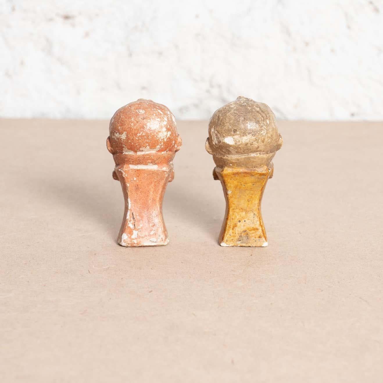 Ensemble de deux figurines en plâtre représentant des bébés en pleurs, vers 1930 en vente 2