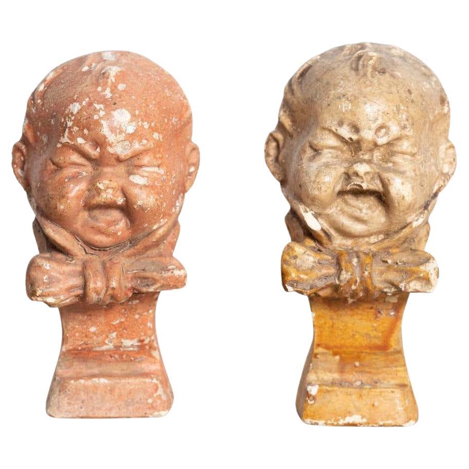 Ensemble de deux figurines en plâtre représentant un bébé qui pleure, vers 1930