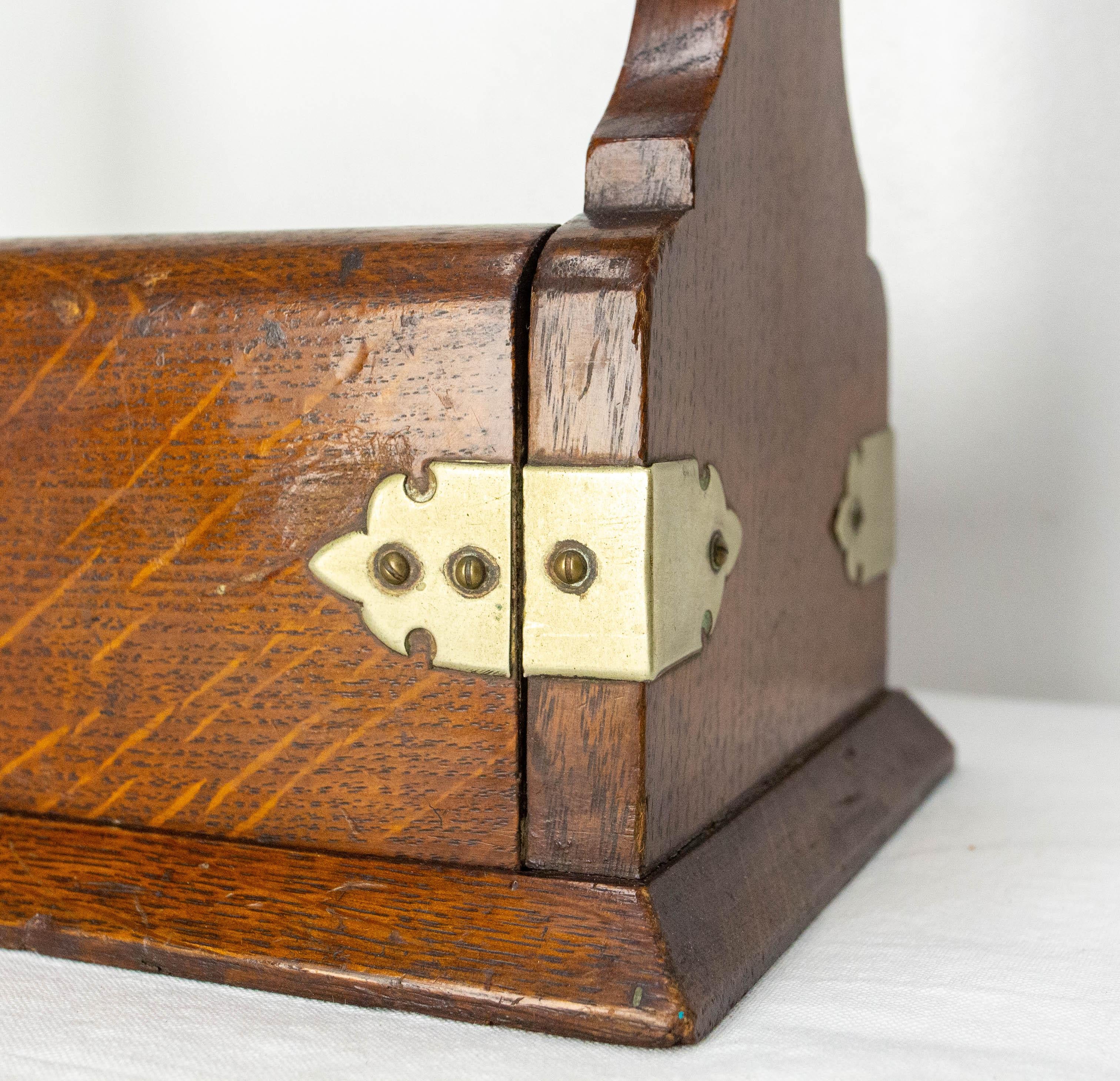 Satz von zwei kristallinen Karaffen in seiner Eiche & Messing Box spanischen Stil um 1960 im Angebot 5