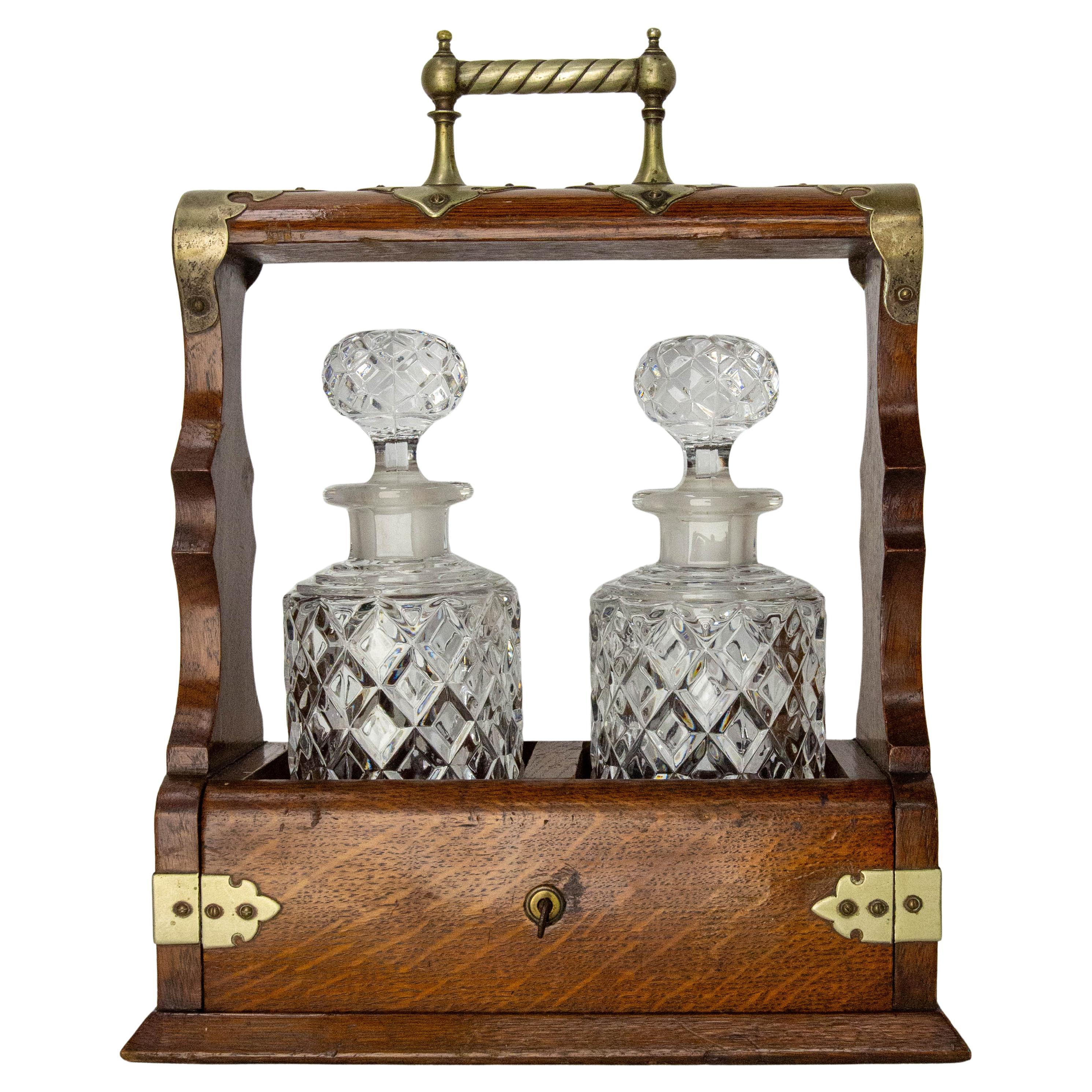 Set di due caraffe di cristalli nella sua scatola di Oak e ottone in stile spagnolo, circa 1960