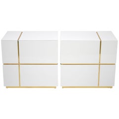 Ensemble de 2 tables basses ou tables de nuit contemporaines cubiques blanches, noires et dorées