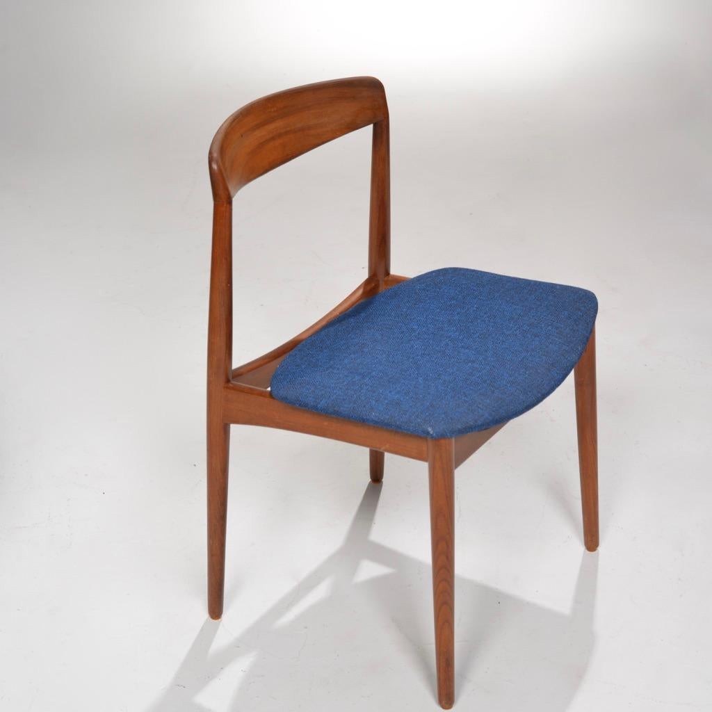 Ensemble de deux chaises de salle à manger danoises en teck à dossier incurvé. Magnifiquement construit et rembourré dans un tissu bleu riche avec des pieds fuselés.
  