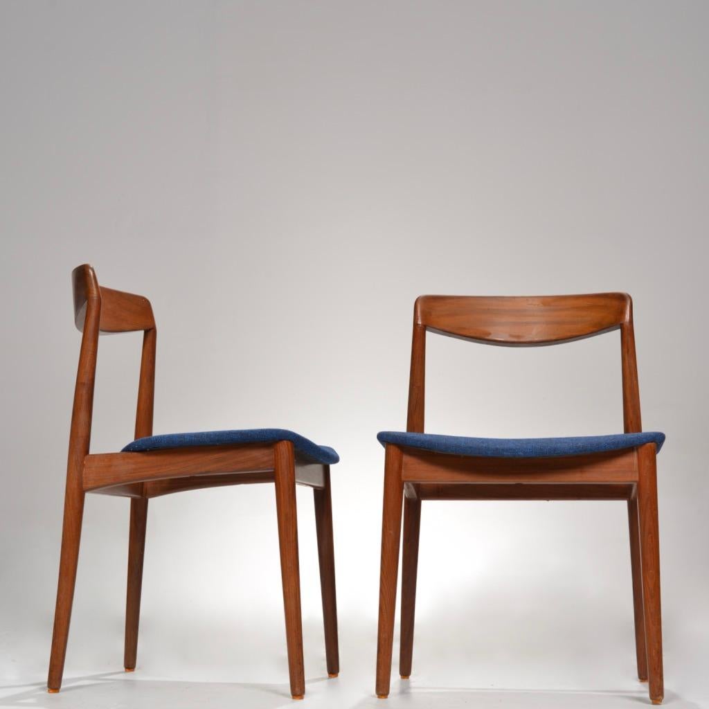 Mid-Century Modern Ensemble de deux chaises de salle à manger danoises en teck à dossier incurvé en vente