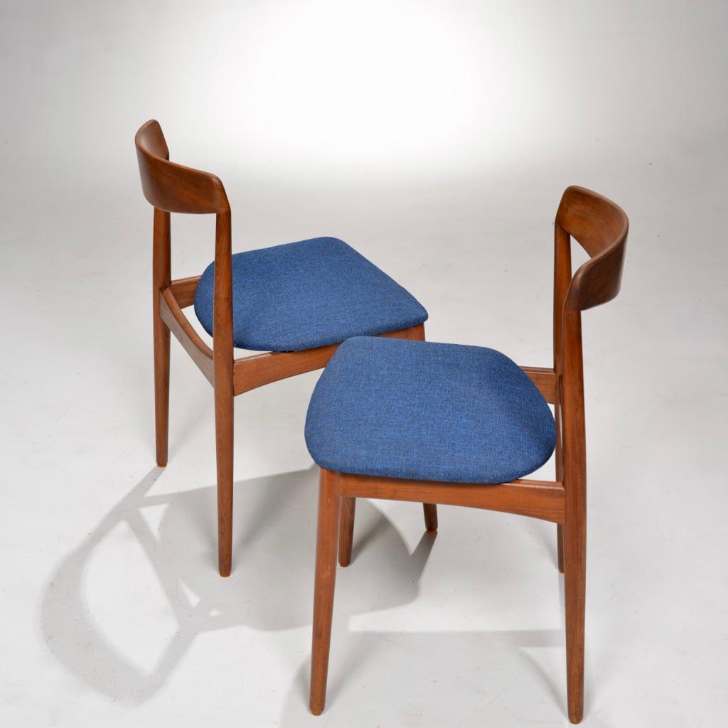 Danois Ensemble de deux chaises de salle à manger danoises en teck à dossier incurvé en vente
