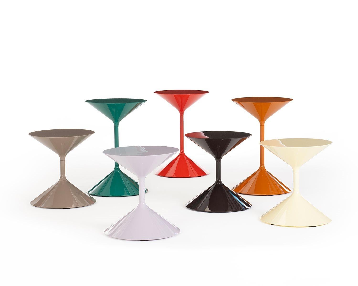 Petite table - support. Cônes rigides en polyuréthane, tige en acier, laque brillante dans les couleurs talc, cire, lilas, chanvre, caramel, orange, amarante, vert gazon, expresso ou noir.

Son 