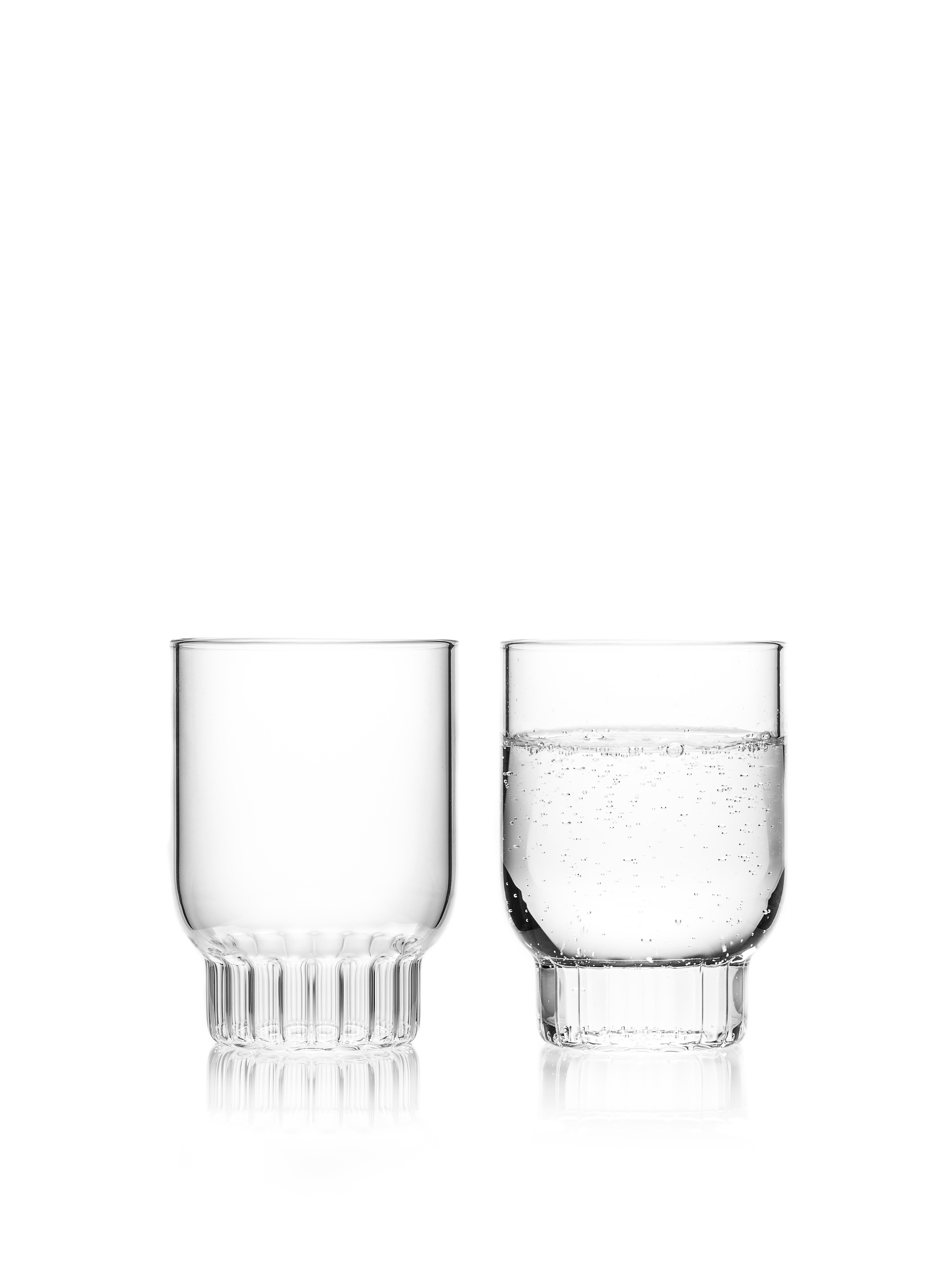 Set aus zwei mittelgroßen Rasori-Gläsern.

Die klare tschechische Brille Rasori Medium ist die Lieblingsstraße der Designerin in Mailand, ihrer zweiten Heimat. Sie ist eine spielerische und delikate Kombination von Materialien und Formen, genau