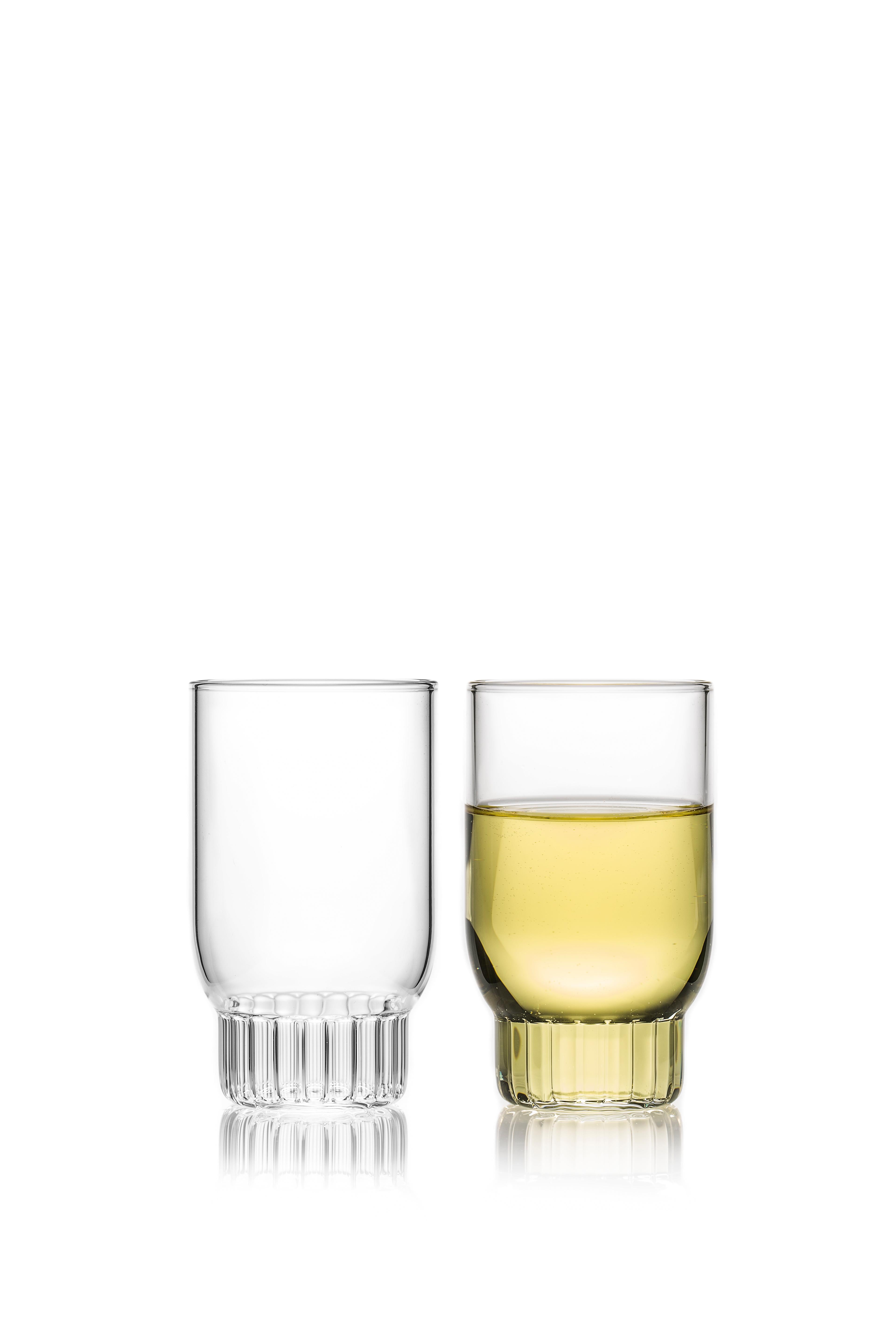 Rasori kleine Gläser, Satz mit zwei Gläsern

Wie die Lieblingsstraße der Designerin in Mailand, ihrer zweiten Heimat, sind die klaren, tschechischen, zeitgenössischen Gläser Rasori Small eine spielerische und delikate Kombination aus MATERIAL und