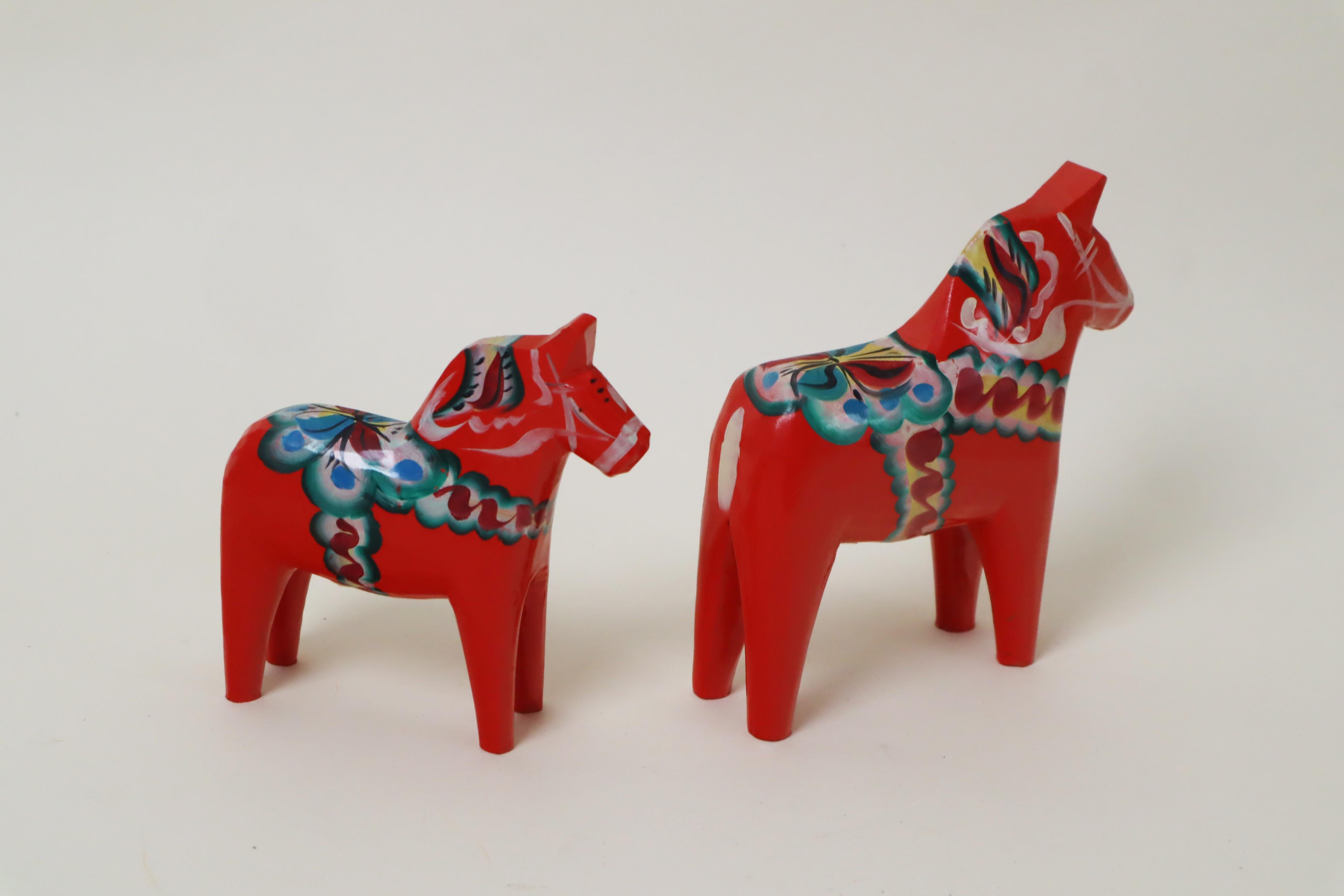 Questa bella coppia di cavalli è un perfetto esempio di artigianato classico svedese. Gli splendidi colori nordici ti lasceranno senza fiato, proprio come le vivaci sfumature che hai visto nei paesaggi del nord. Il cavallo più grande è alto 15 cm,