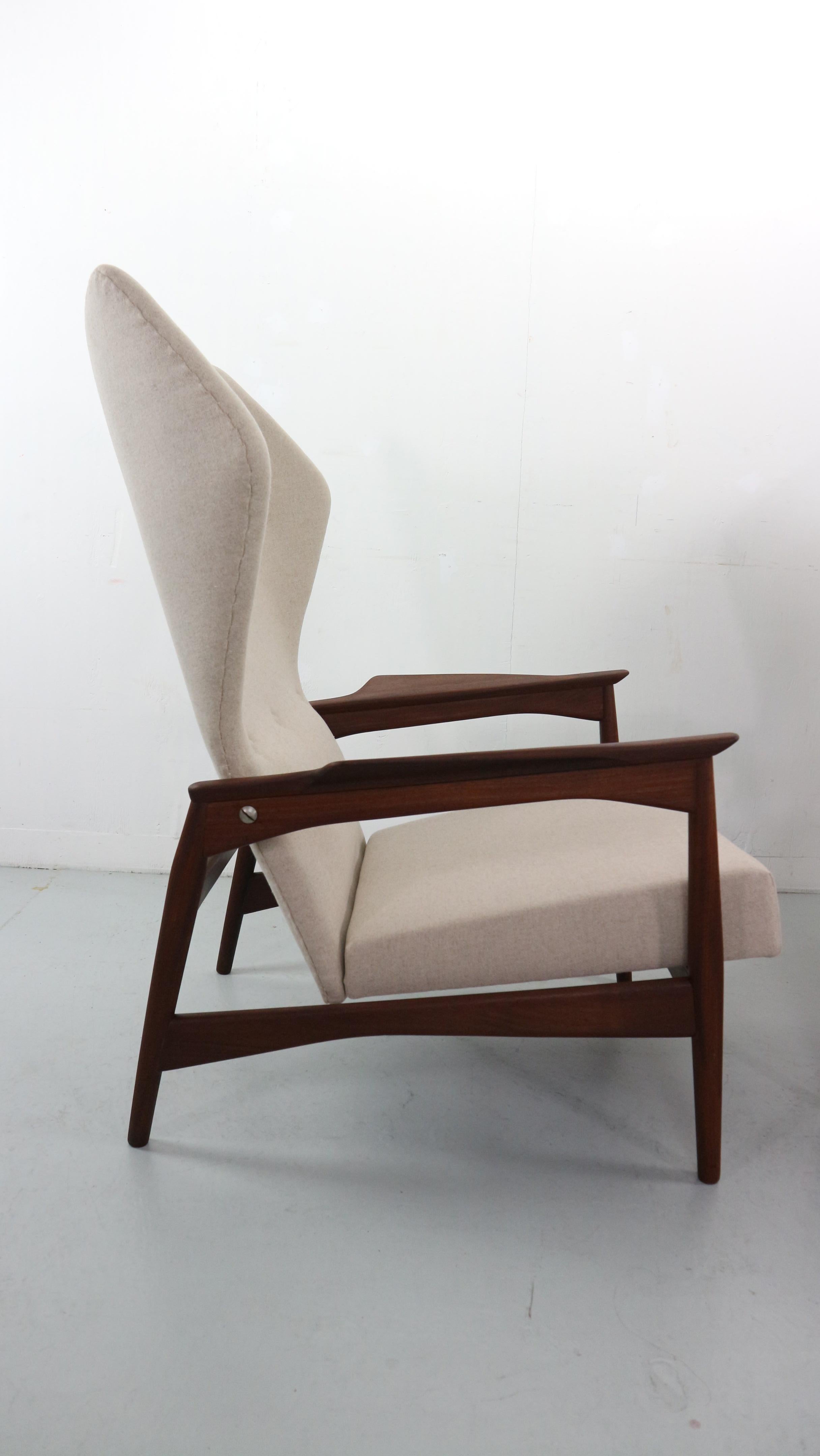 Set of Two Danish Adjustable Wingback Lounge Chairs in Teak by Ib Kofod Larsen For Sale 1