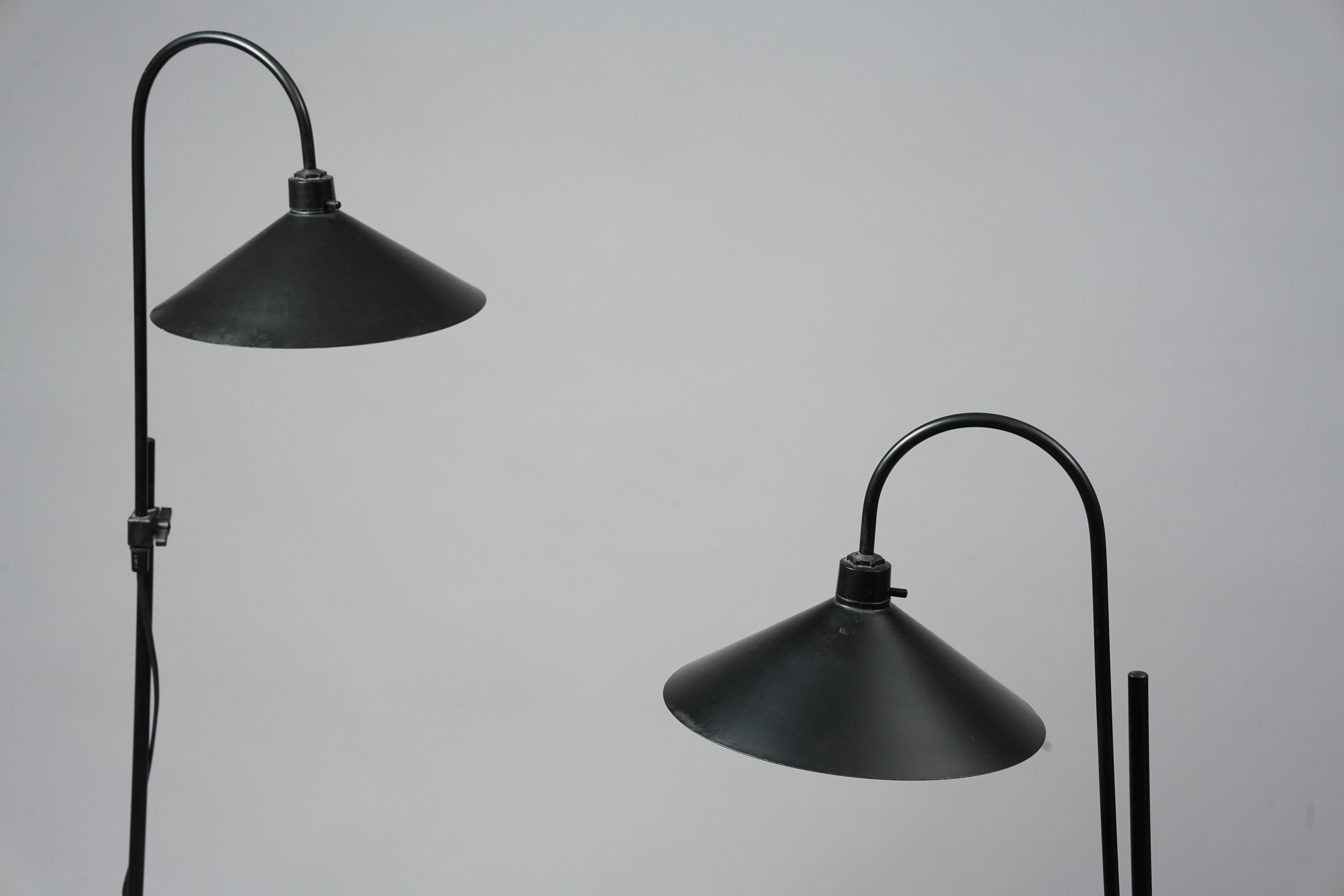 Scandinave moderne Ensemble de deux lampadaires danois par Frandsen en vente