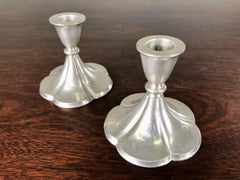 Ensemble de deux chandeliers danois Art Déco Just Andersen en étain à cinq feuilles trèfle