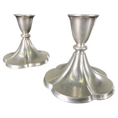 Set von zwei dänischen Just Andersen-Kerzenständern aus Zinn mit fünf Blättern Kleeblatt im Art déco-Stil aus Zinn