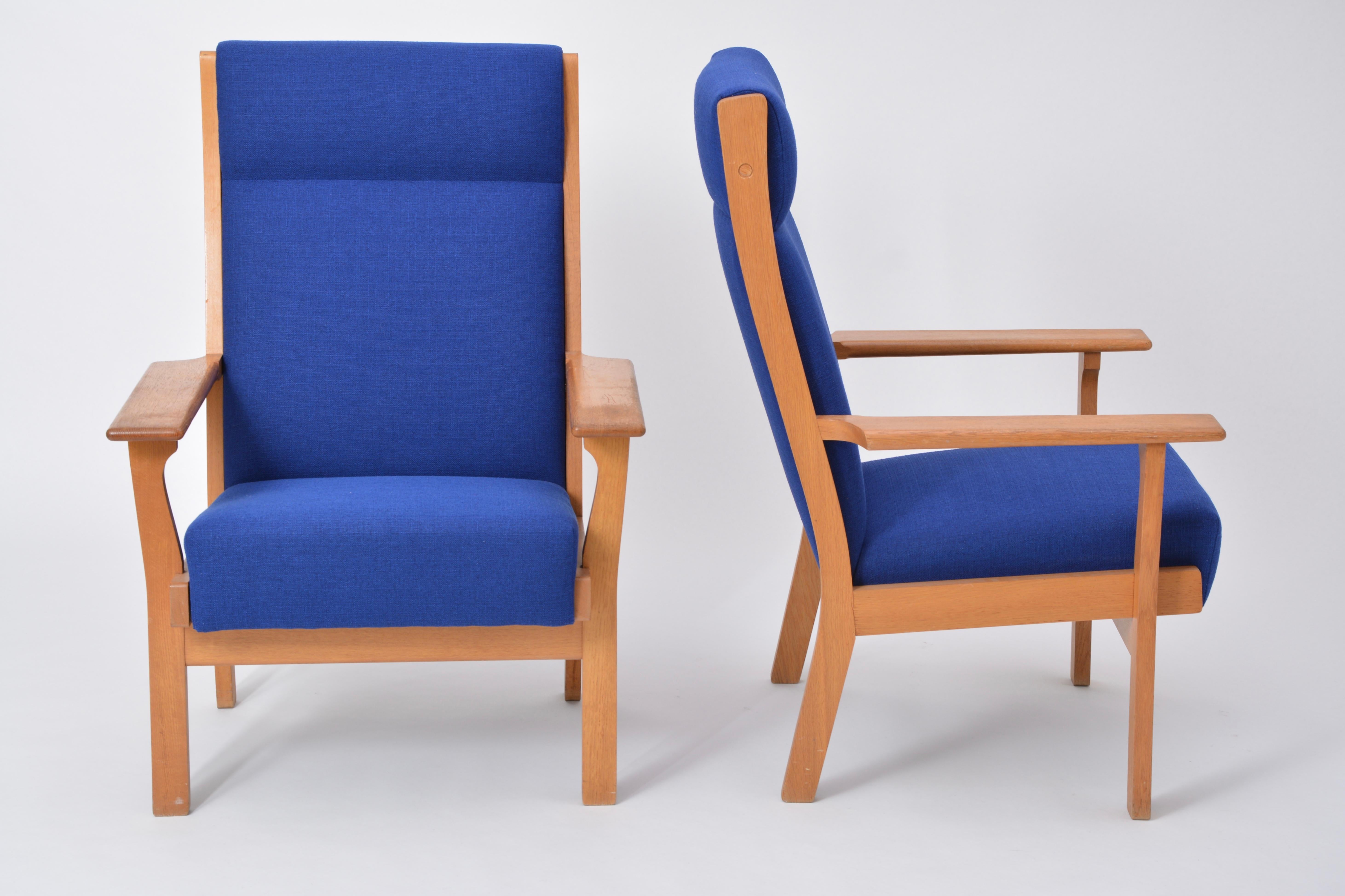 Satz von zwei dänischen GE 181-Stühlen von Hans Wegner für GETAMA, Moderne der Mitte des Jahrhunderts (Eichenholz) im Angebot