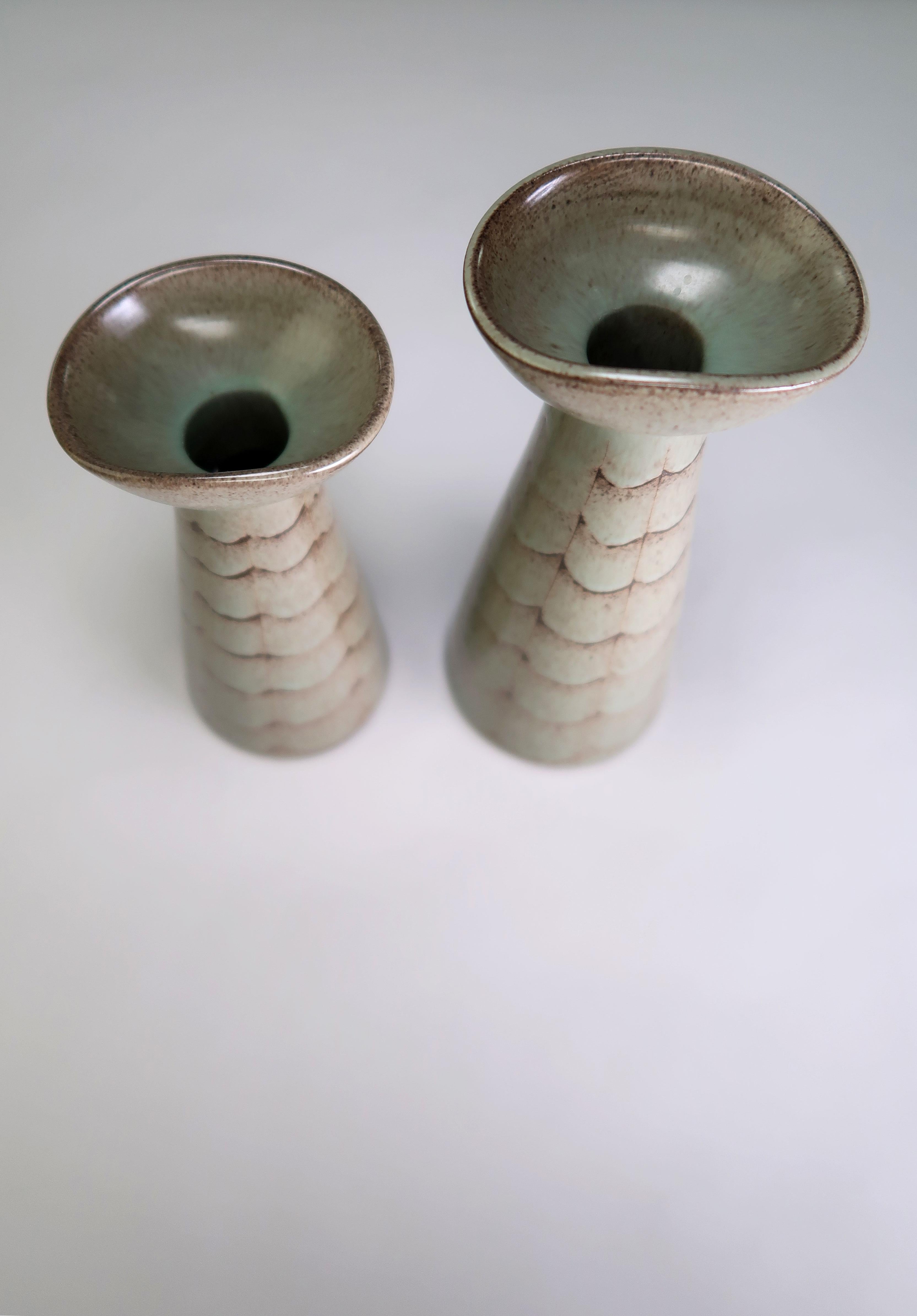 Schönes Set aus zwei dänischen Steingutartikeln der Jahrhundertmitte, die als Kerzenhalter oder Vasen verwendet werden können. Entworfen von Johannes Hansen für Løvemose Keramik und hergestellt auf der kleinen dänischen Insel Langeland in den 1950er