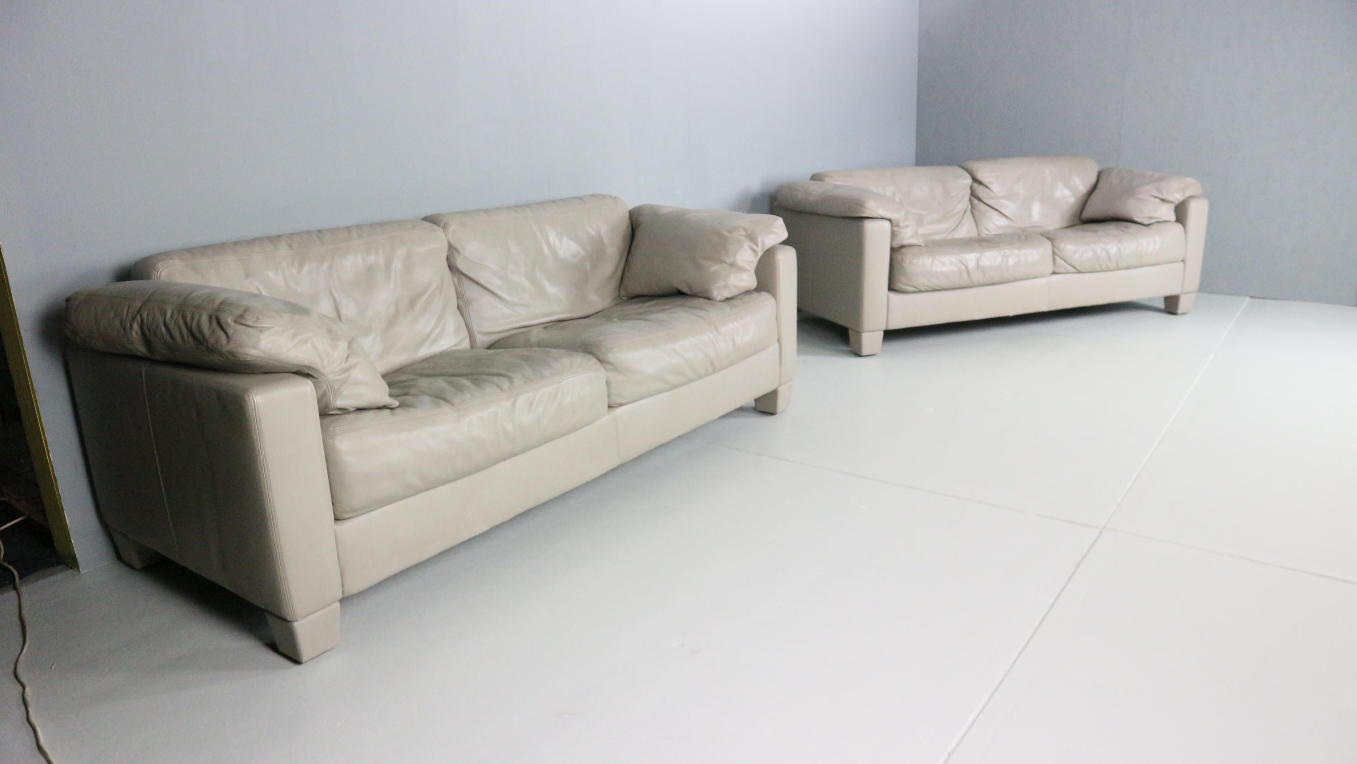 Le rembourrage ingénieux met en valeur les formes au charme nonchalant - voici le programme du canapé ! Ce canapé est un véritable maître en matière de confort d'assise. S'asseoir confortablement et récupérer dans le doux DS-17 et suivre vos rêves -