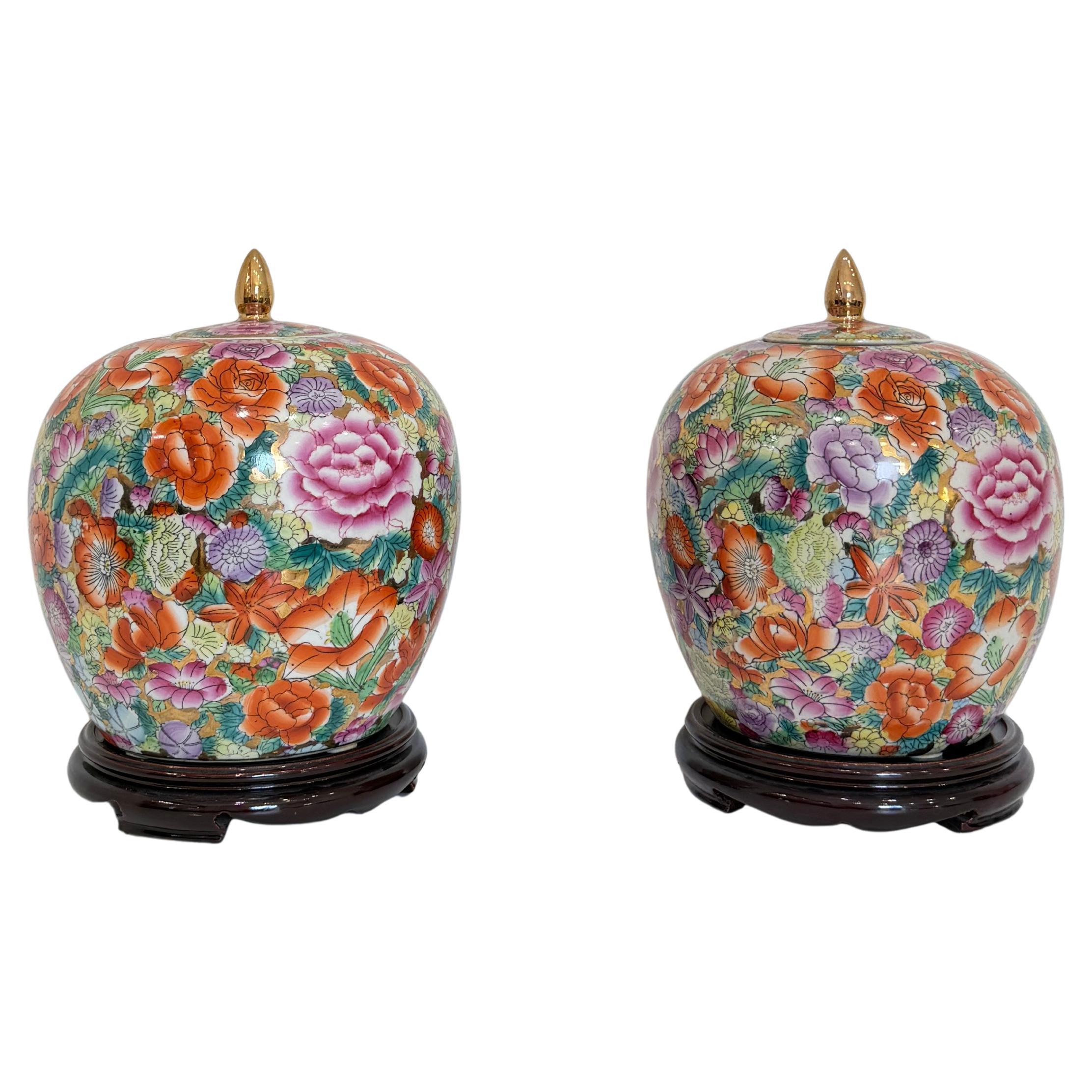 Juego de dos jarrones de porcelana china decorada con base de madera, años 50 en venta