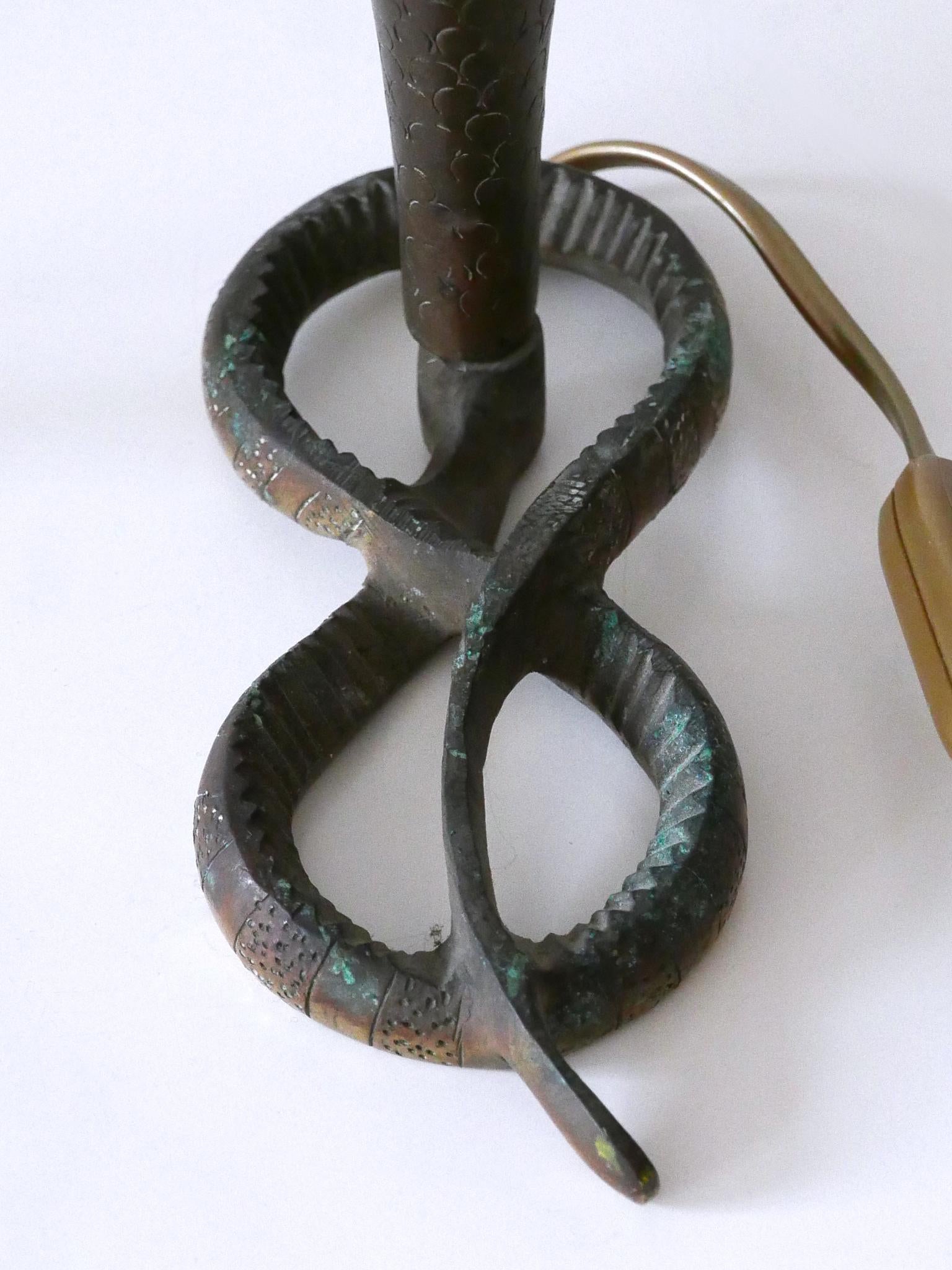 Set of Two Decorative Art Nouveau Bronze Cobra Table Lamps 1910s For Sale 12