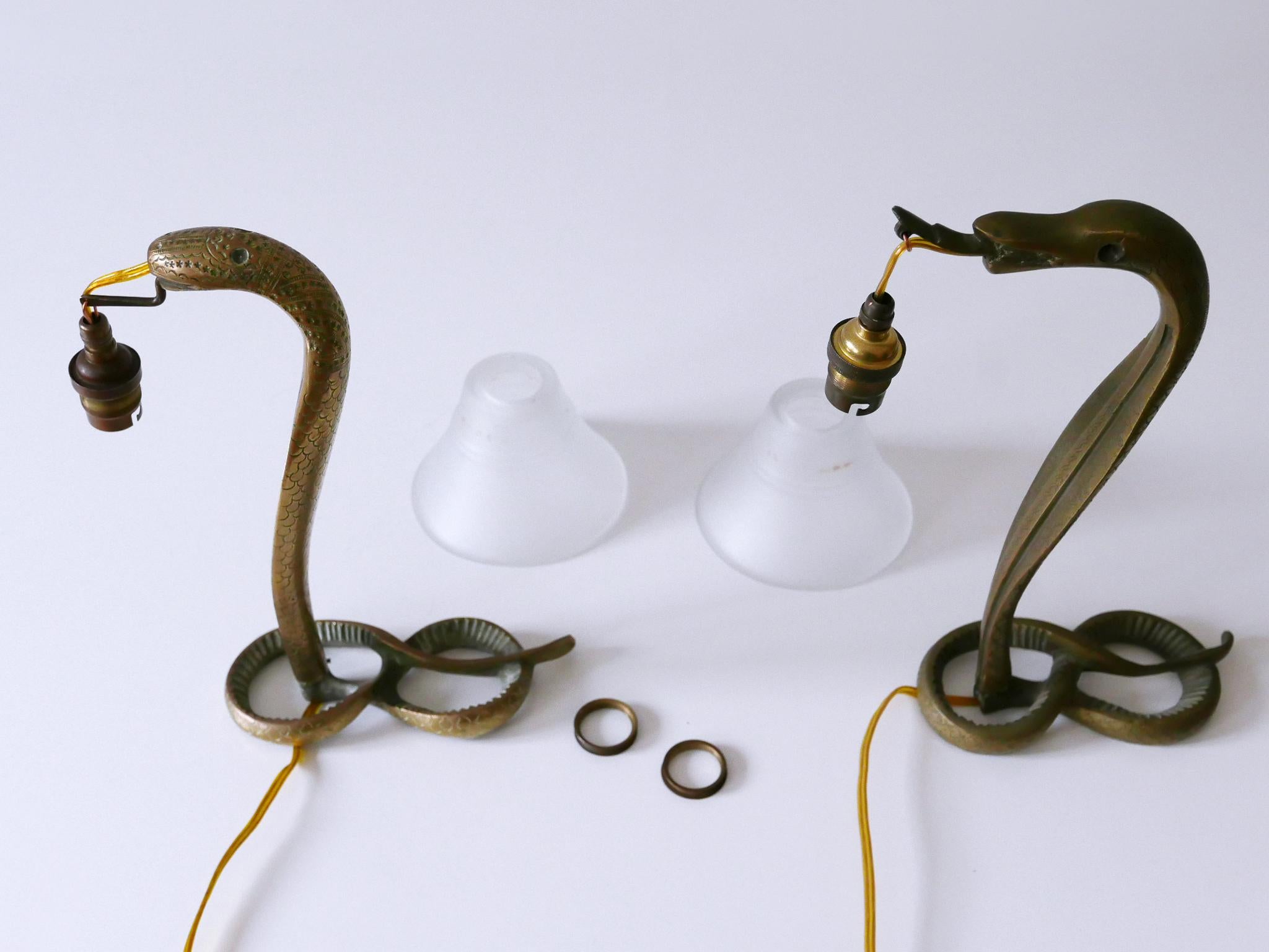 Set of Two Decorative Art Nouveau Bronze Cobra Table Lamps 1910s For Sale 13